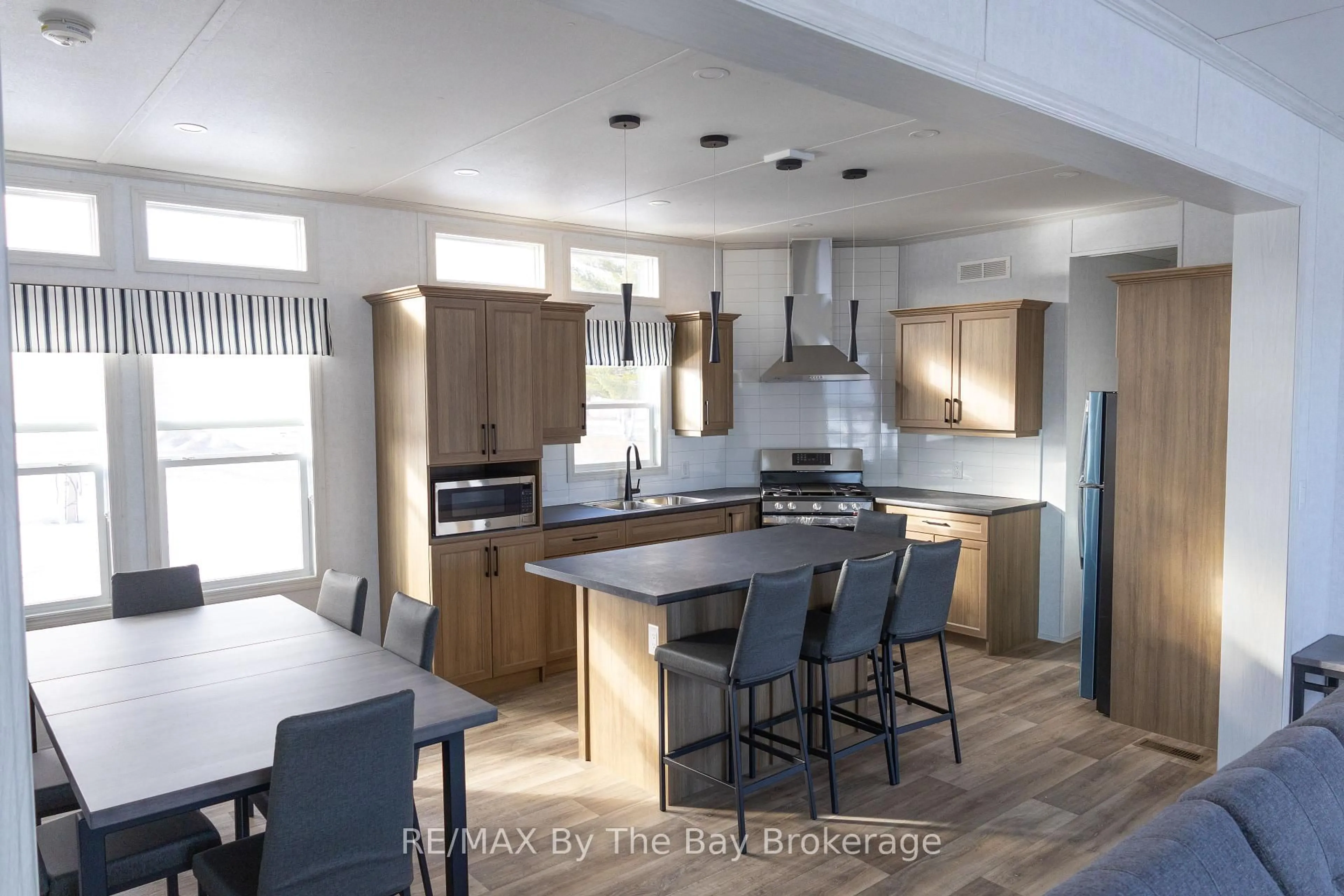 Contemporary kitchen, unknown for 3282 Ogdens Beach Rd #44, Tay Ontario L9S 2K6