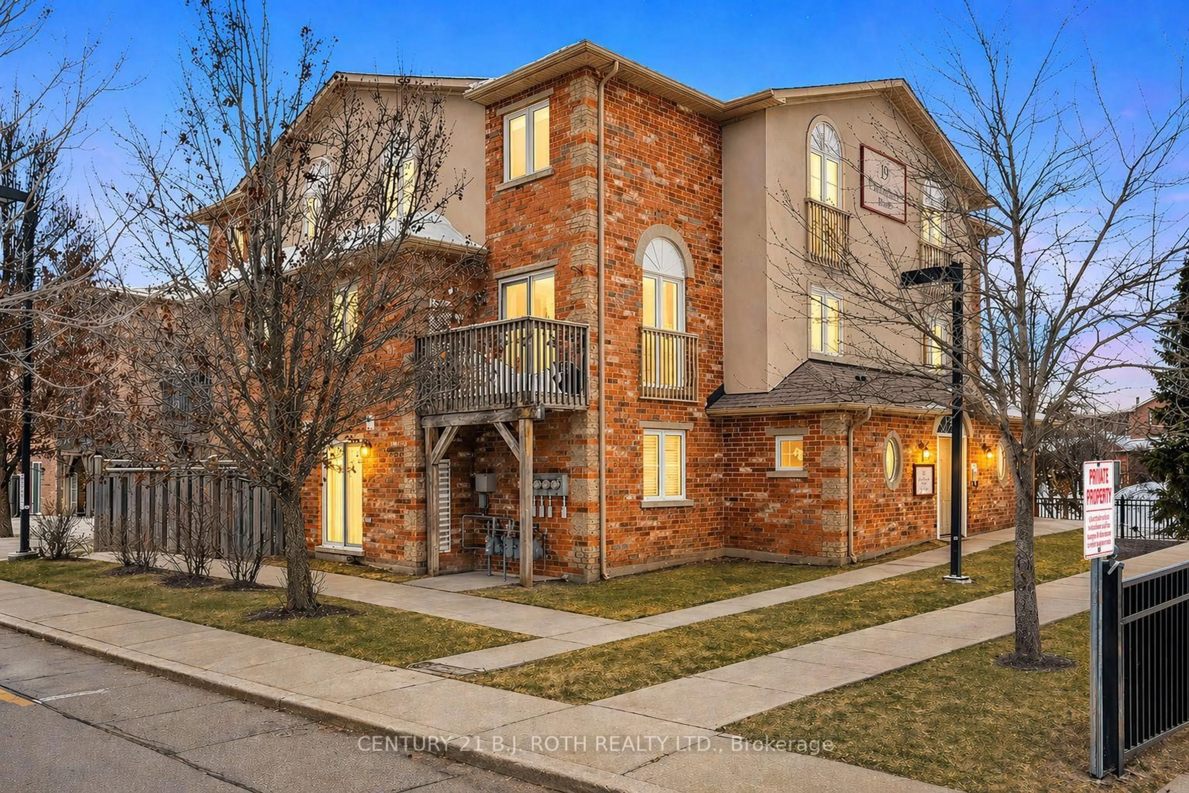 Home with brick exterior material, street for 19 Cheltenham Rd #4, Barrie Ontario L4M 0E7