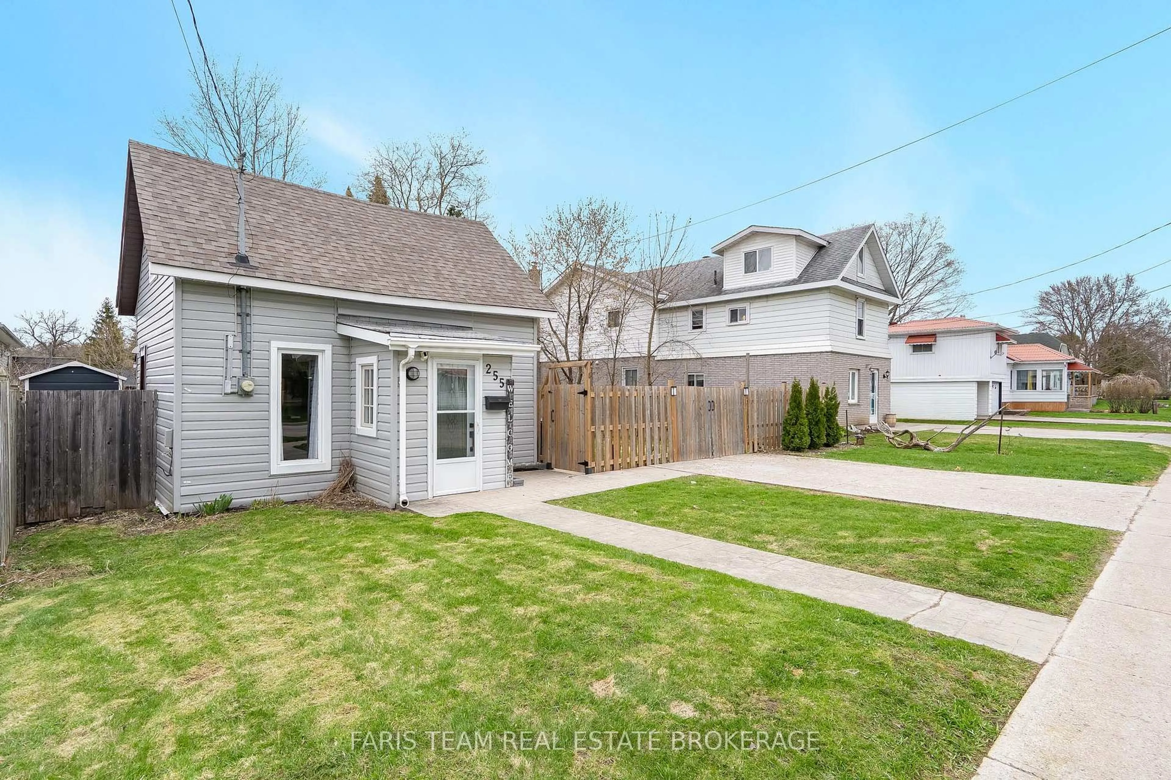 A pic from outside/outdoor area/front of a property/back of a property/a pic from drone, street for 255 Lindsay St, Midland Ontario L4R 2V3
