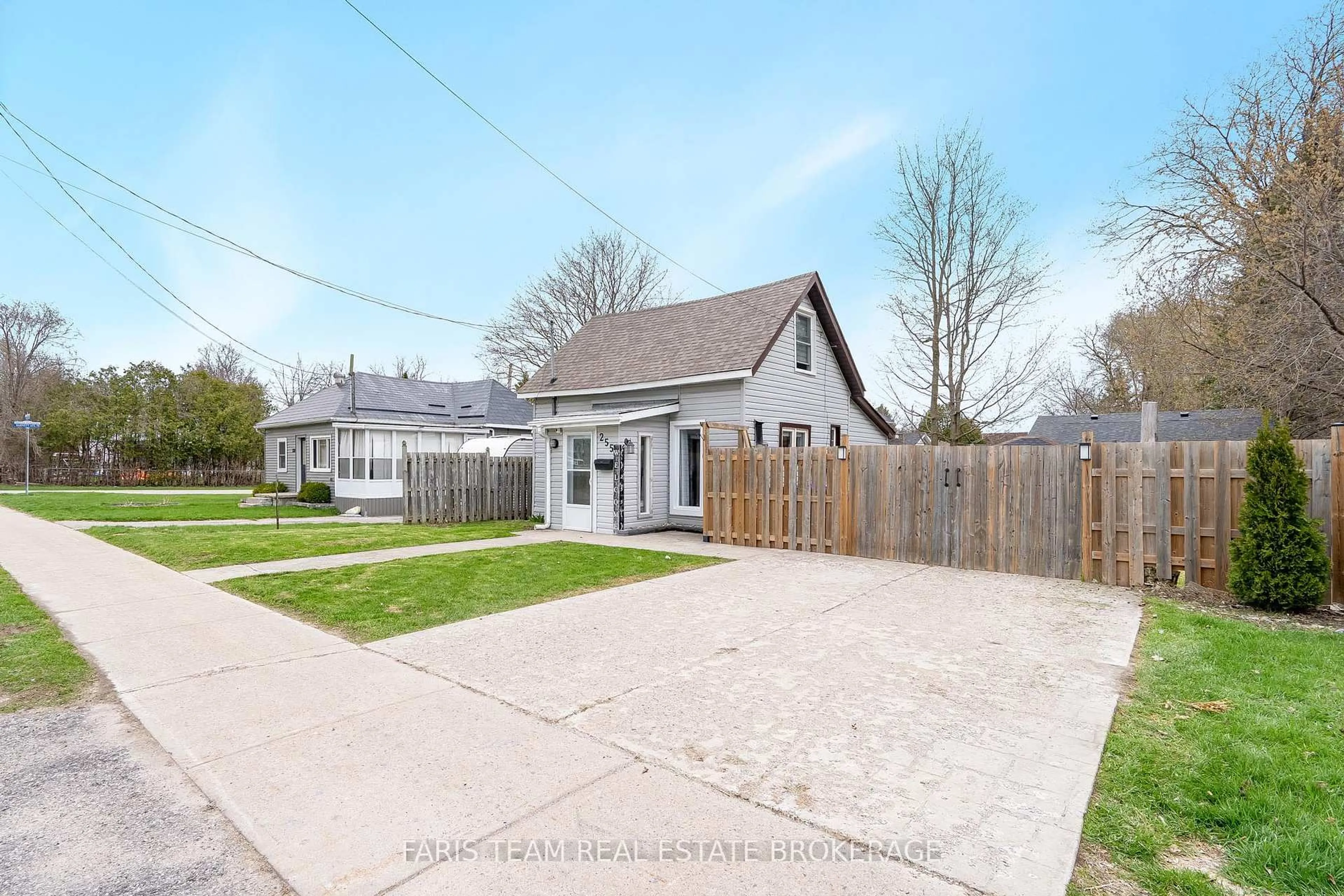 A pic from outside/outdoor area/front of a property/back of a property/a pic from drone, street for 255 Lindsay St, Midland Ontario L4R 2V3