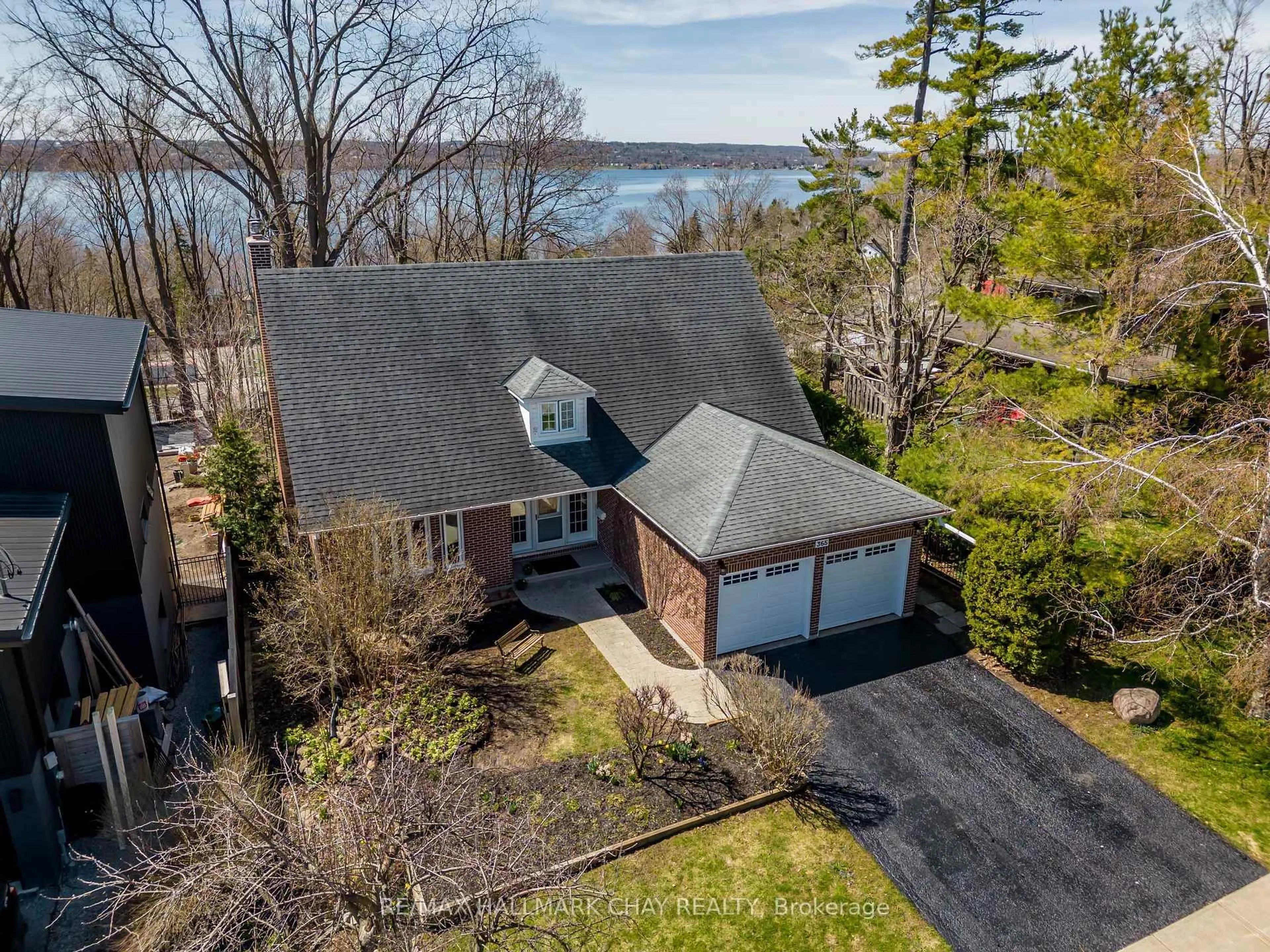 A pic from outside/outdoor area/front of a property/back of a property/a pic from drone, water/lake/river/ocean view for 365 Codrington St, Barrie Ontario L4M 1S9