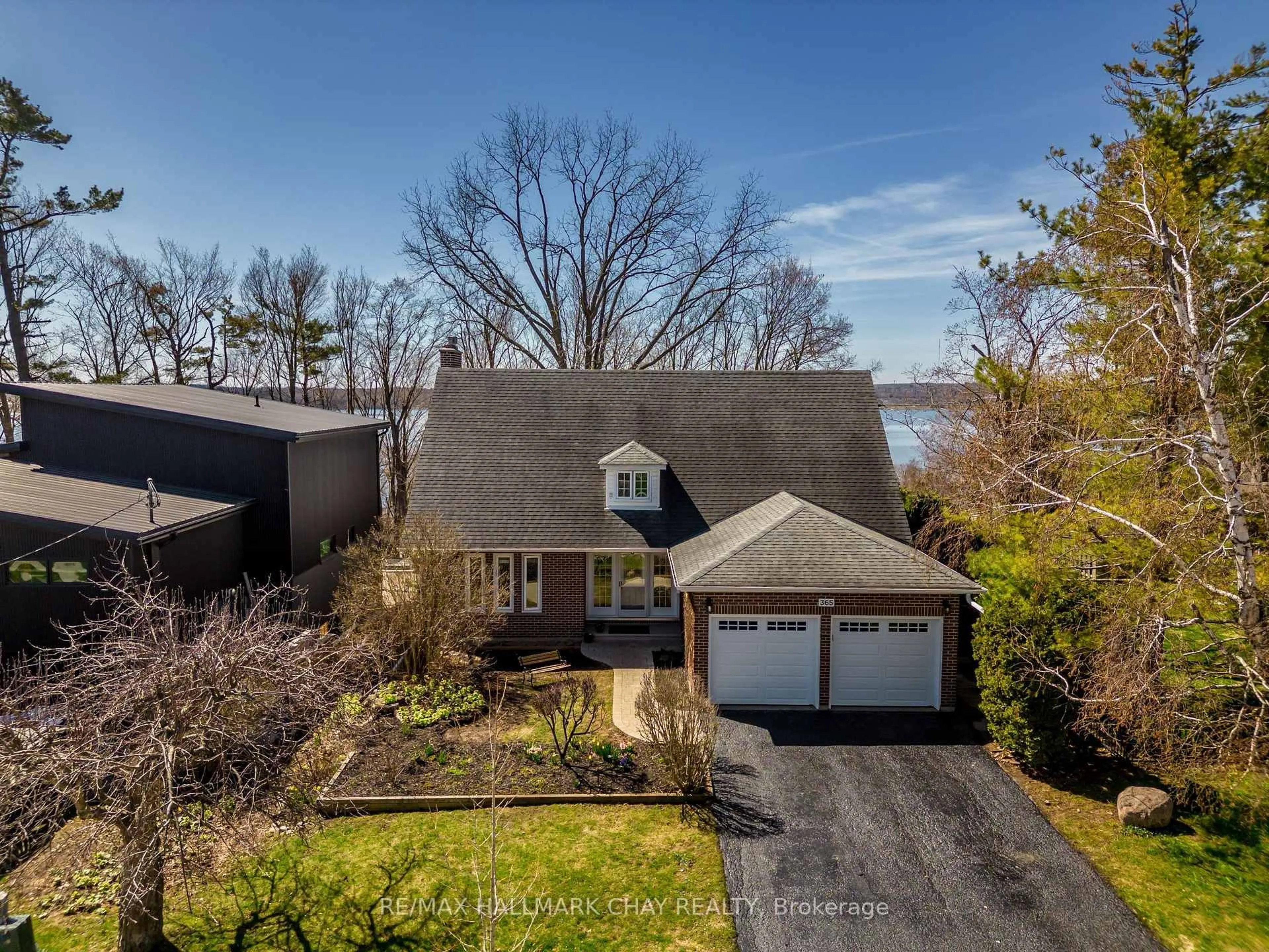 A pic from outside/outdoor area/front of a property/back of a property/a pic from drone, water/lake/river/ocean view for 365 Codrington St, Barrie Ontario L4M 1S9