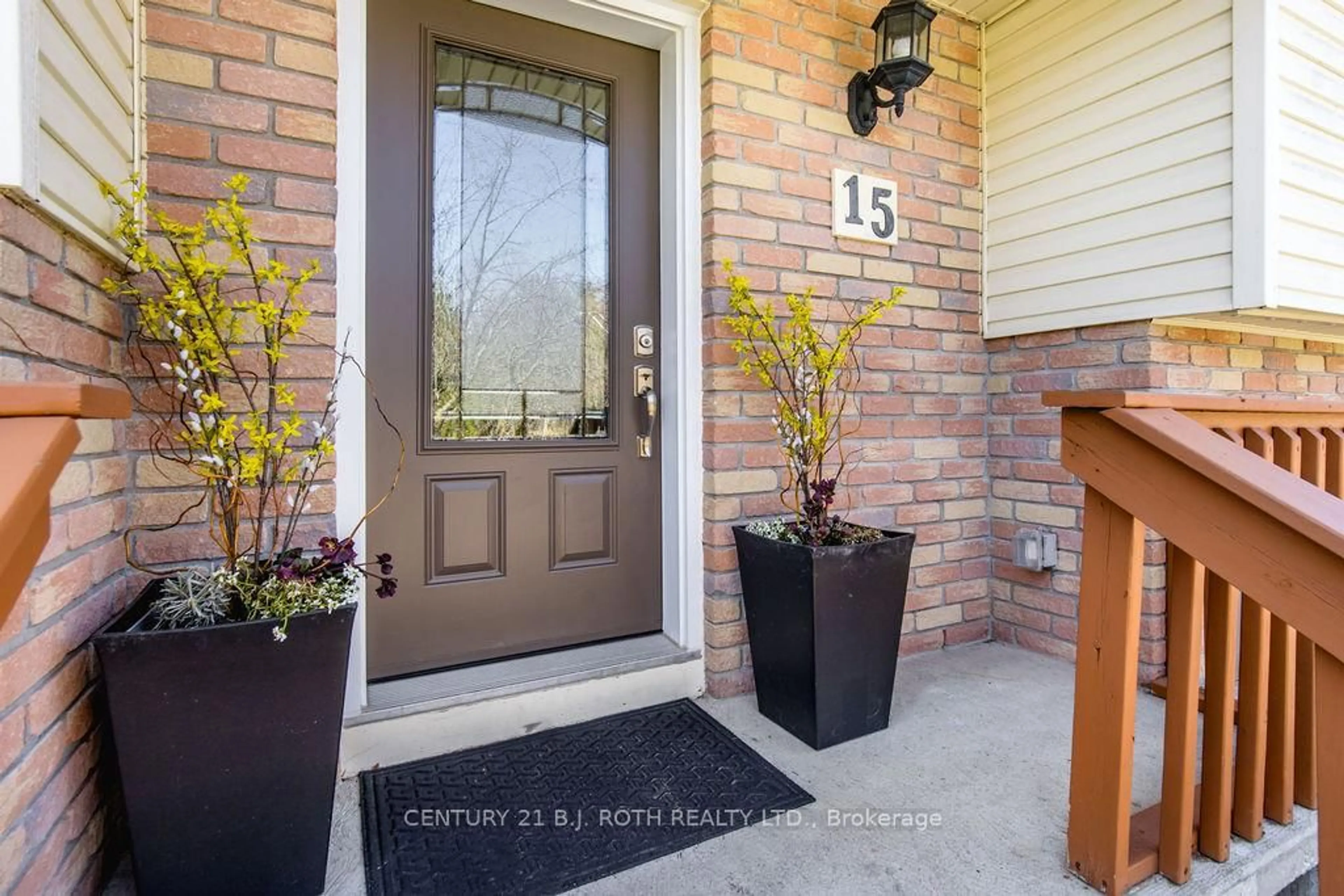 Indoor entryway for 15 Sugarbush Rd, Oro-Medonte Ontario L0K 1E0