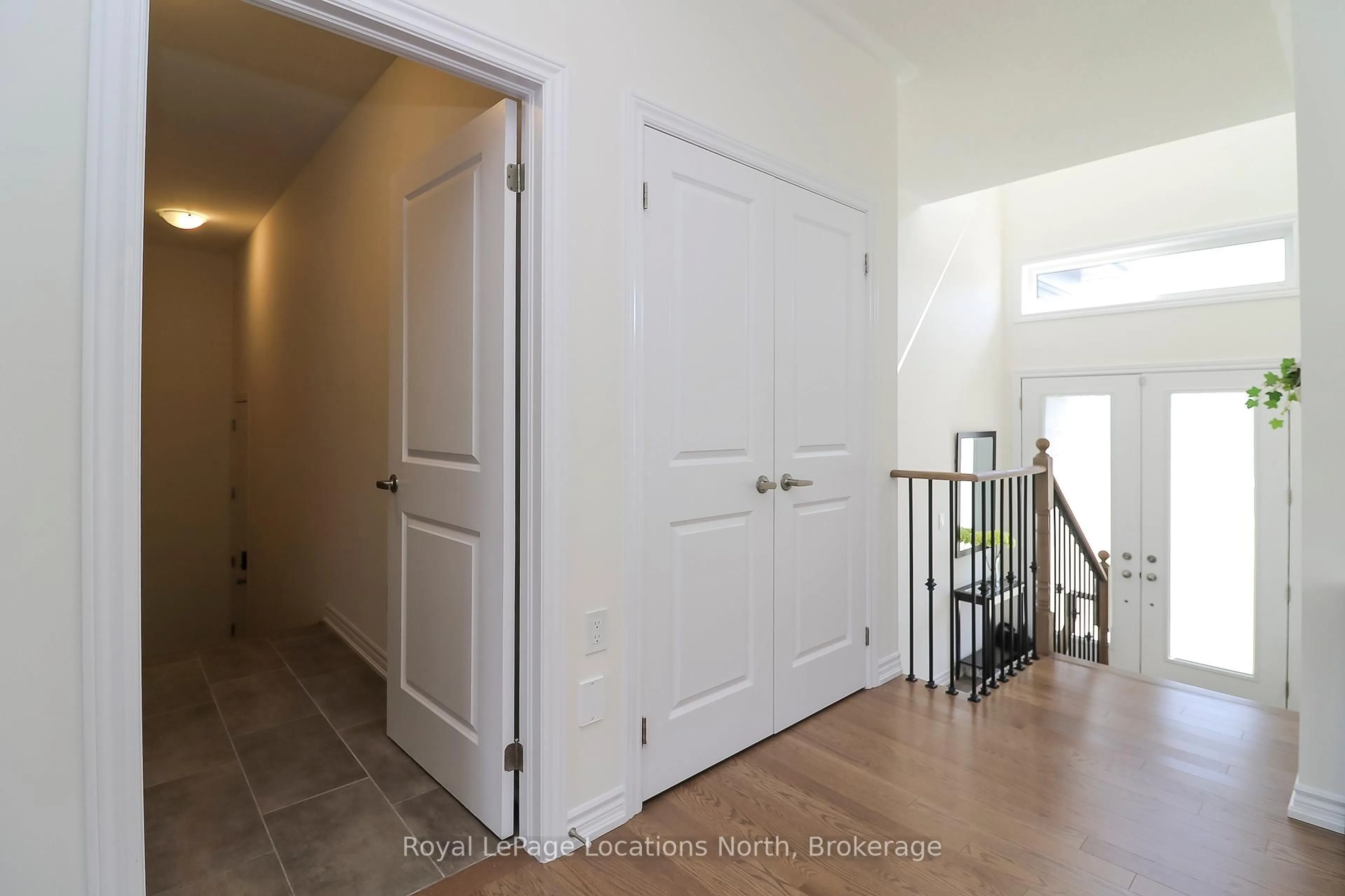 Indoor entryway for 23 Beatrice Dr, Wasaga Beach Ontario L9Z 0L3