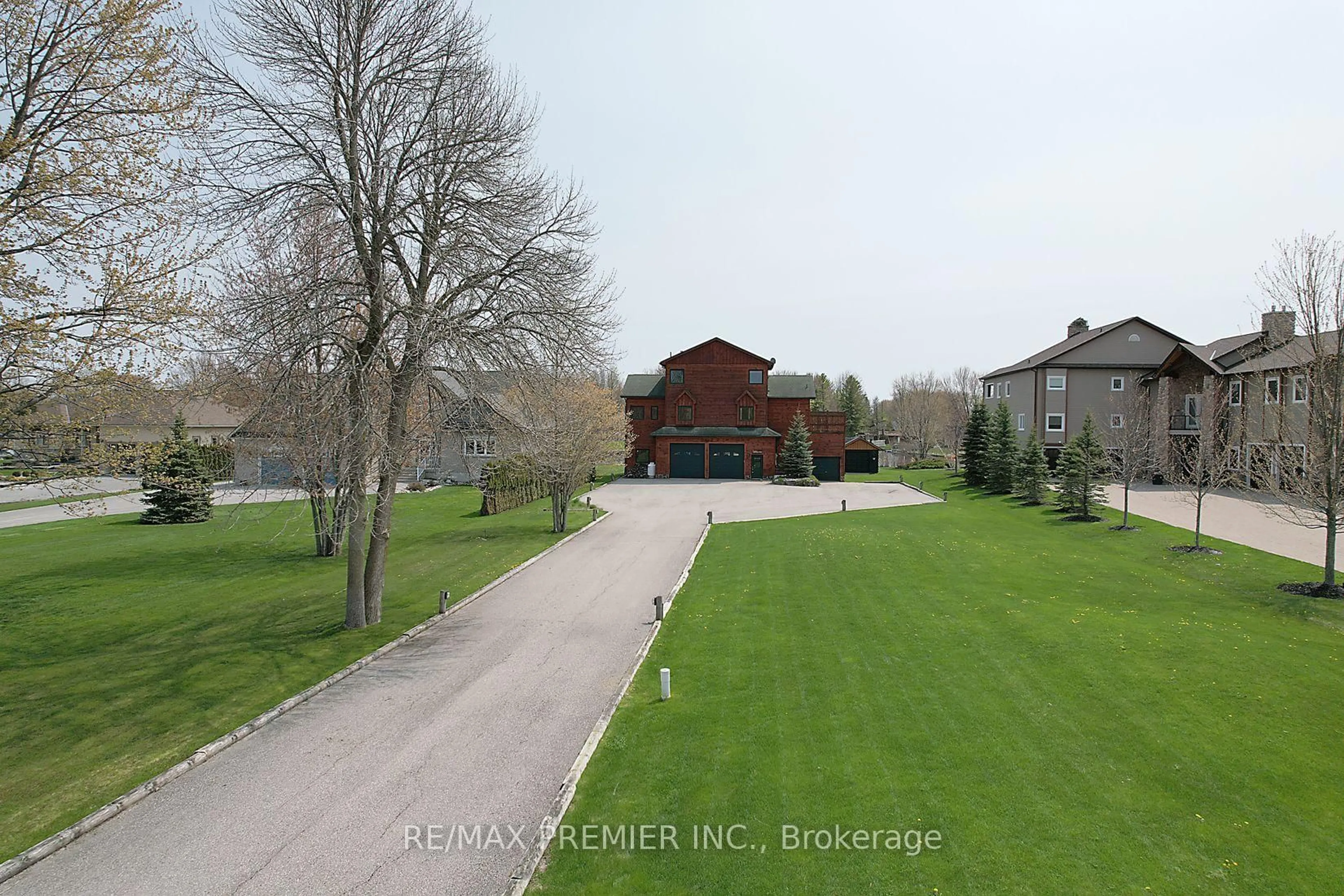 A pic from outside/outdoor area/front of a property/back of a property/a pic from drone, street for 31 Paradise Blvd, Ramara Ontario L0K 1B0