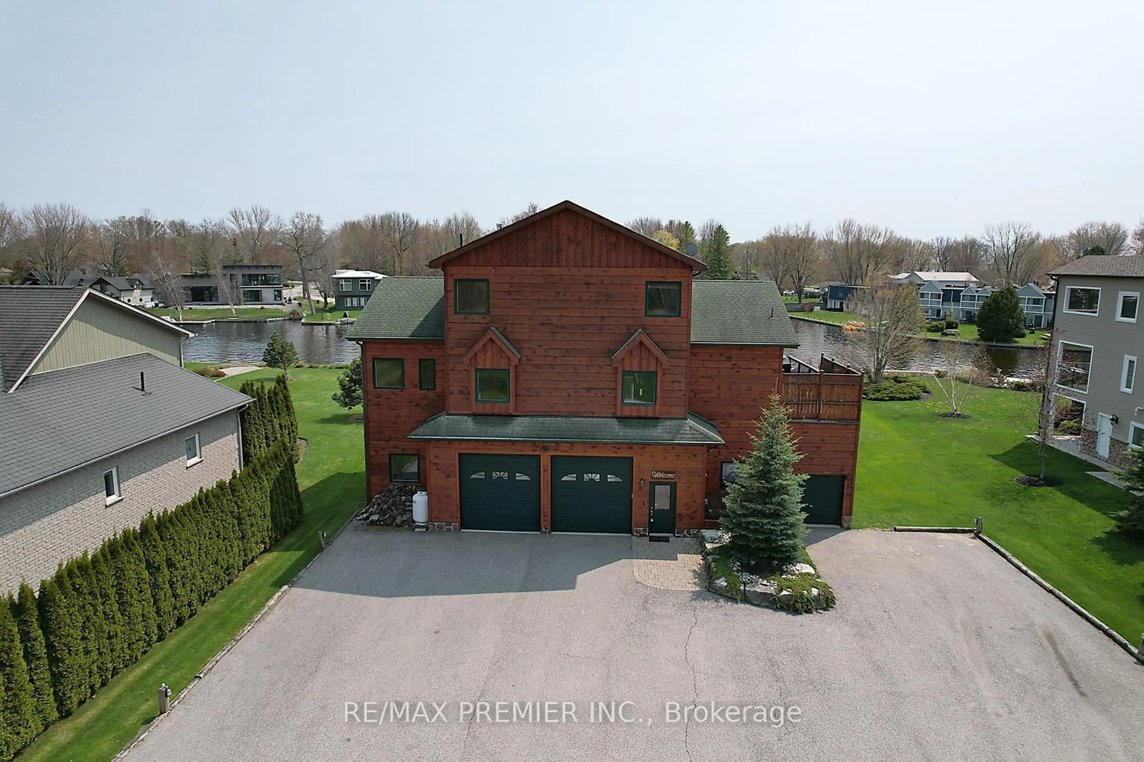 A pic from outside/outdoor area/front of a property/back of a property/a pic from drone, building for 31 Paradise Blvd, Ramara Ontario L0K 1B0