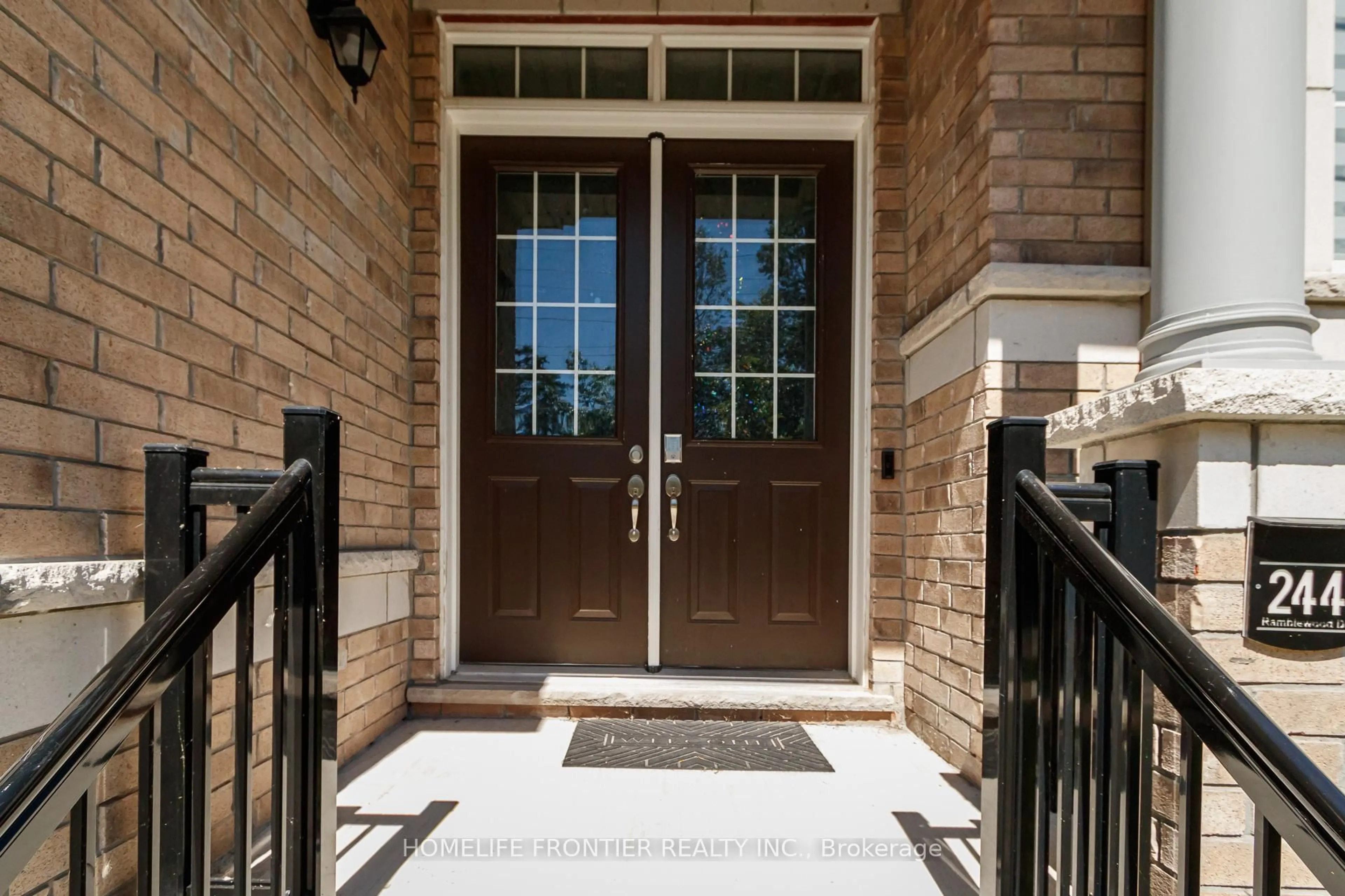 Indoor entryway for 244 Ramblewood Dr, Wasaga Beach Ontario L9Z 0L5