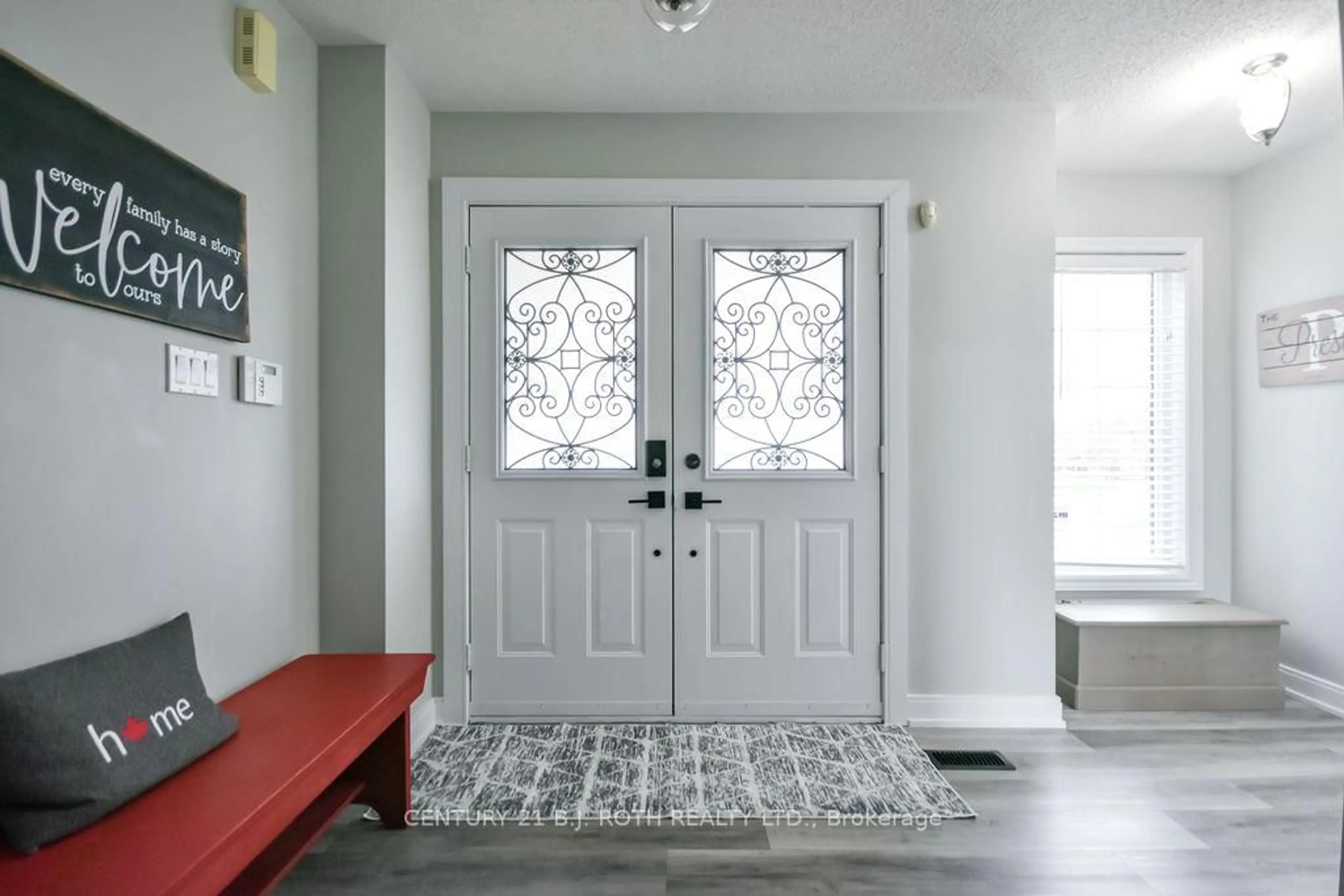 Indoor entryway for 3 Prince Of Wales Dr, Barrie Ontario L4N 0T5