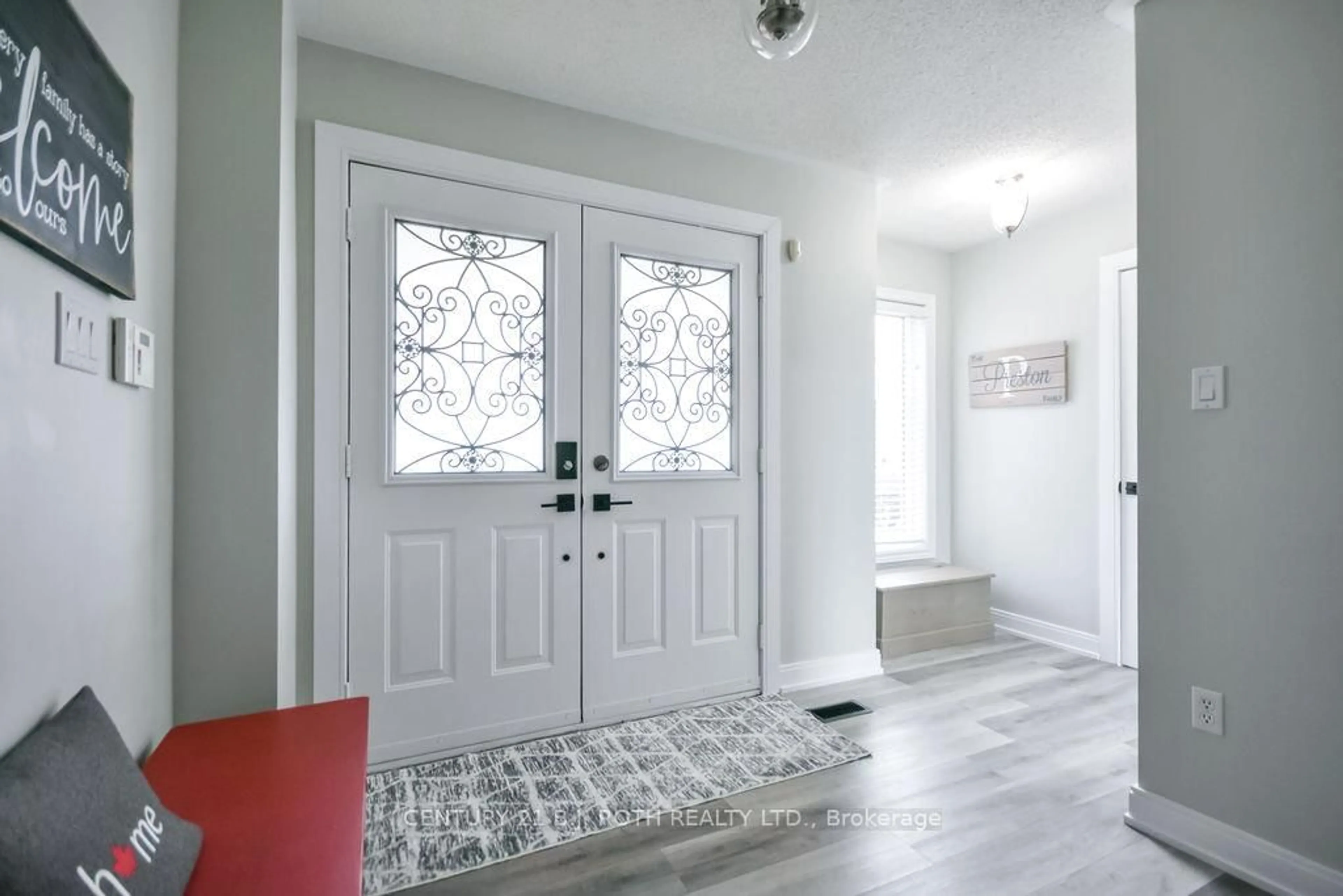 Indoor entryway for 3 Prince Of Wales Dr, Barrie Ontario L4N 0T5