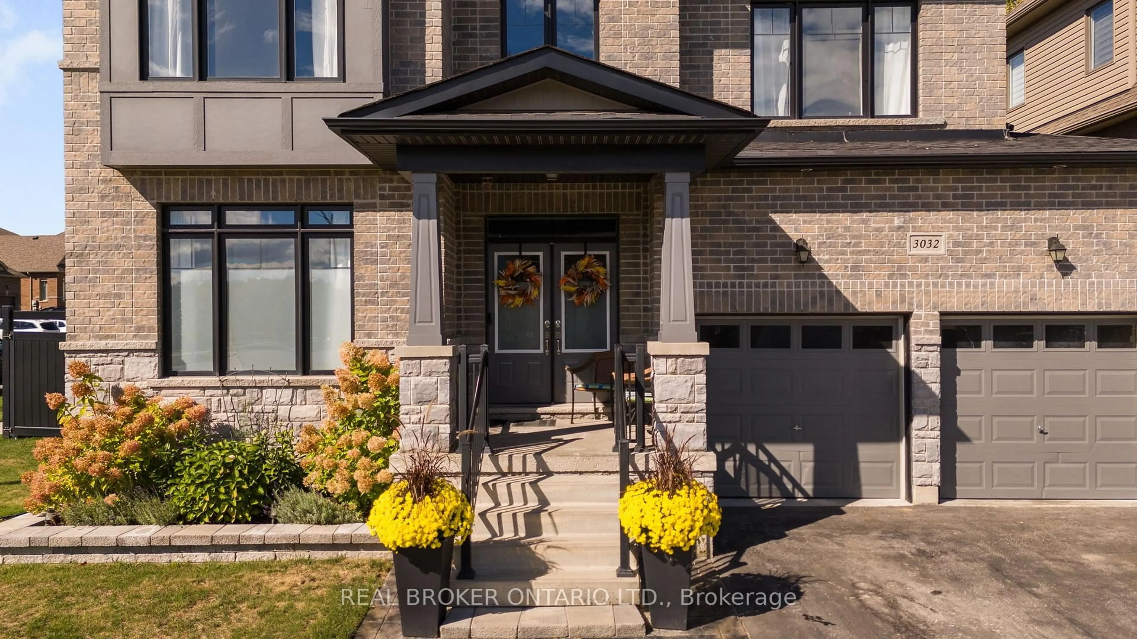 Home with brick exterior material, street for 3032 Monarch Dr, Orillia Ontario L3V 8K3