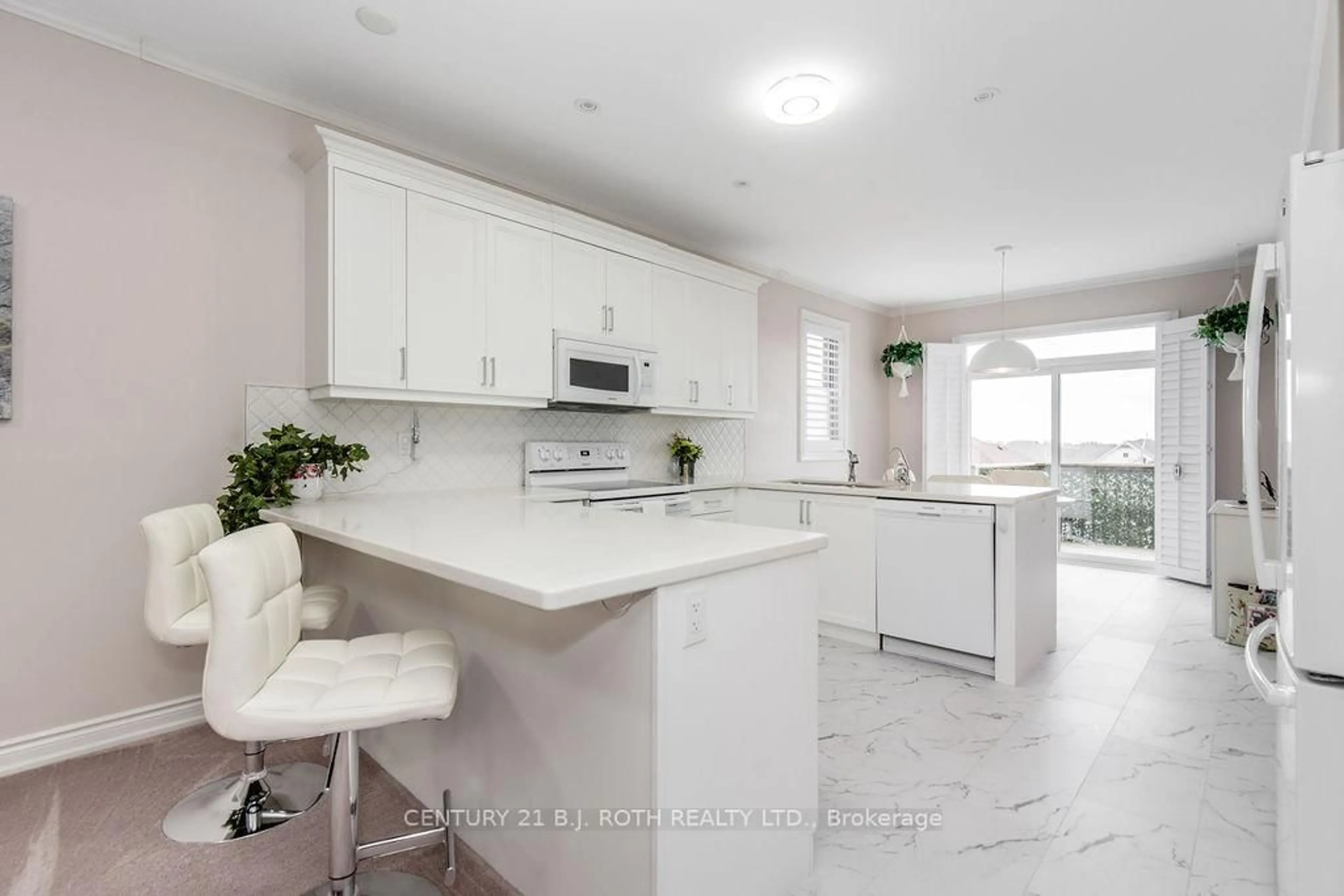 Open concept kitchen, ceramic/tile floor for 3105 Monarch Dr, Orillia Ontario L3V 8K3