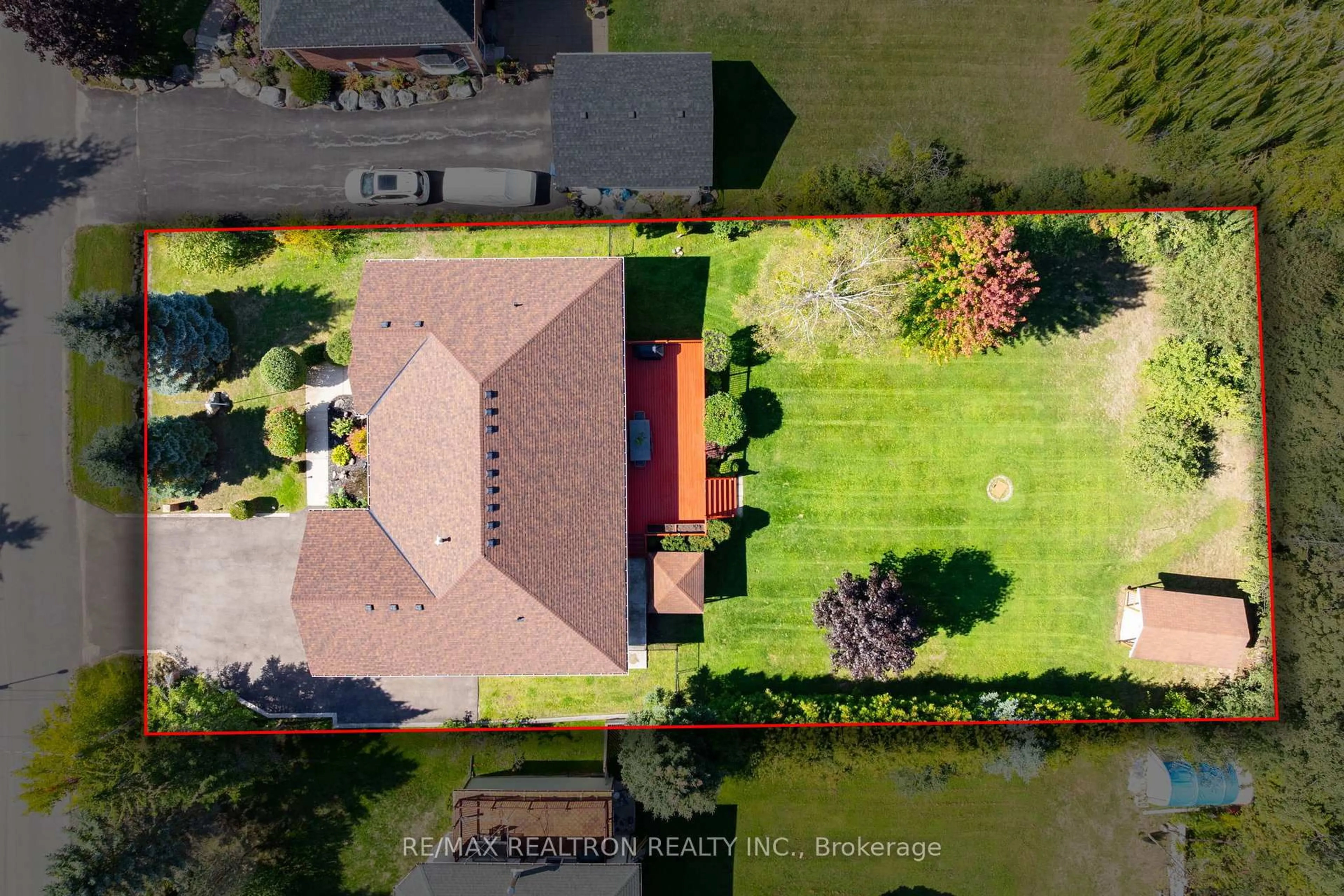 A pic from outside/outdoor area/front of a property/back of a property/a pic from drone, water/lake/river/ocean view for 61 Broadview St, Collingwood Ontario L9Y 0X2