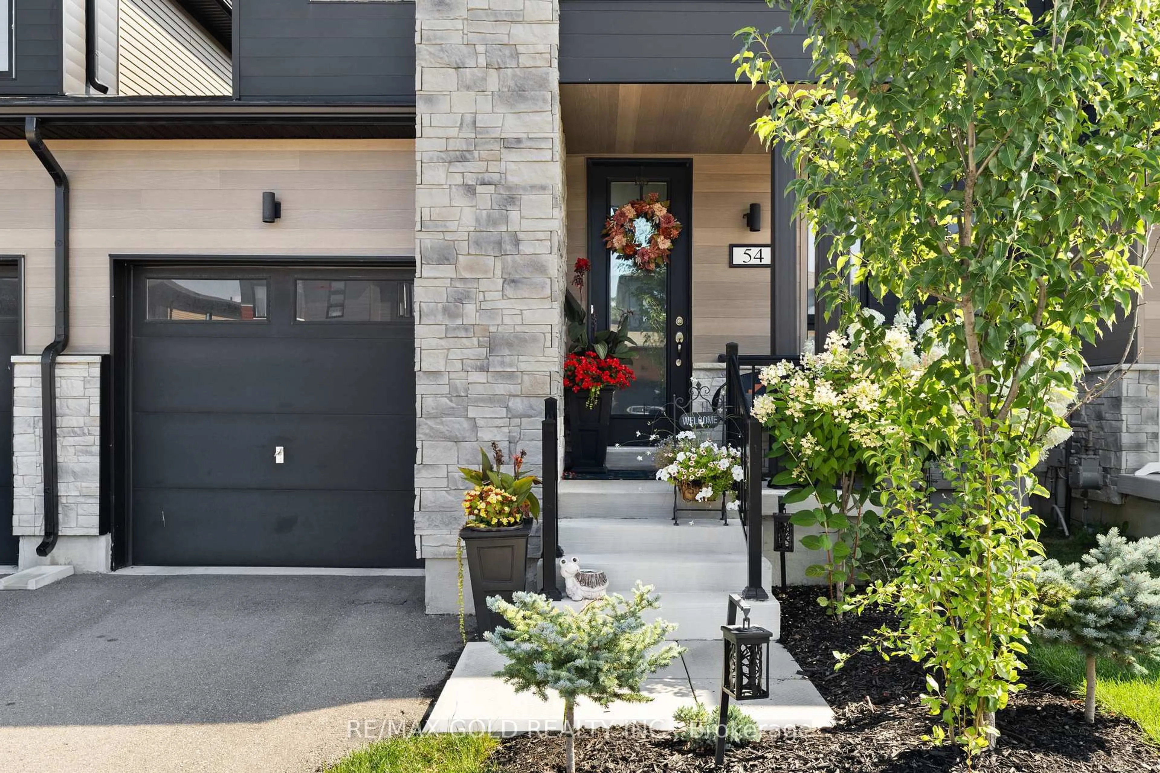 Indoor entryway for 54 Eberhardt Dr, Wasaga Beach Ontario L9Z 0K5