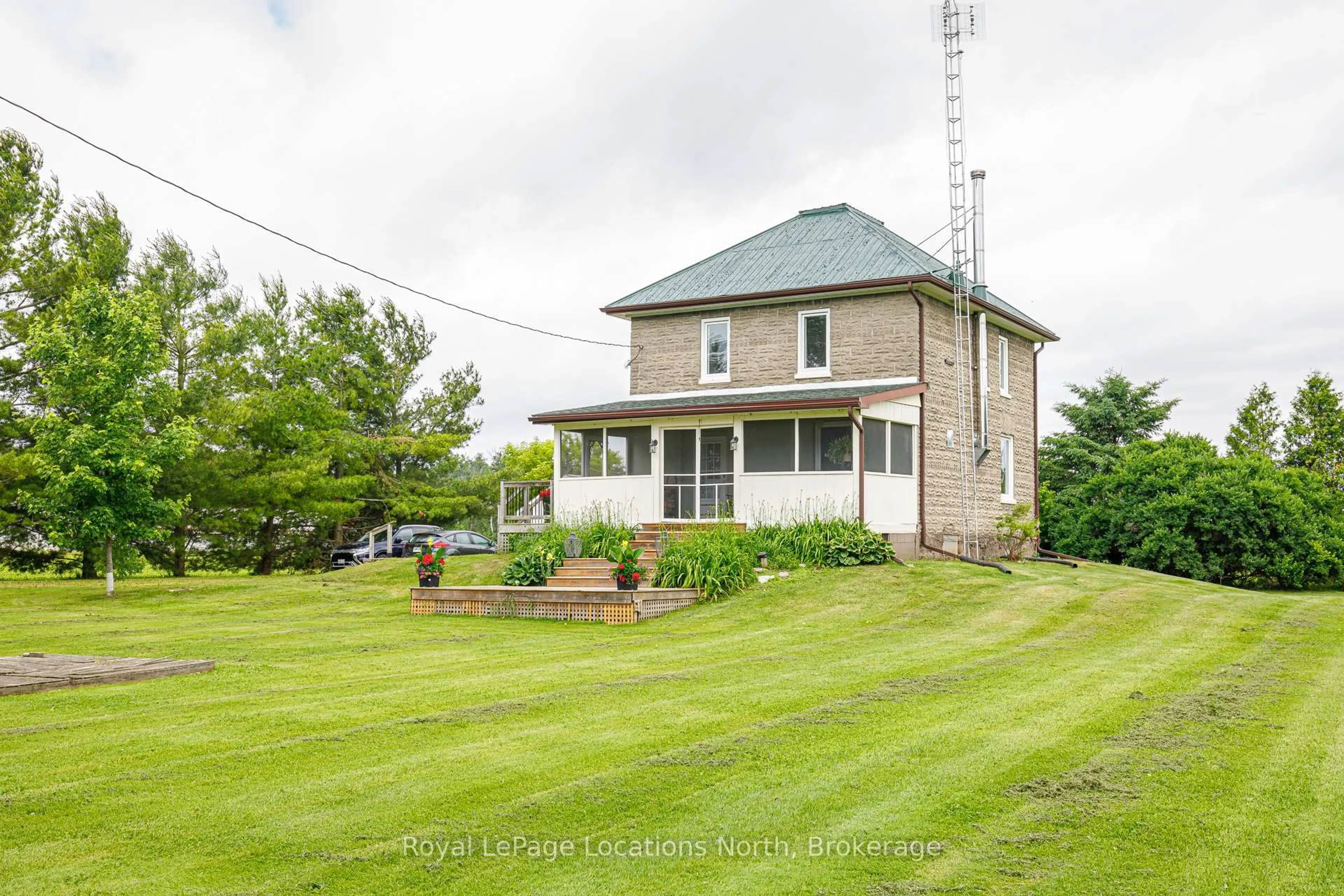 A pic from outside/outdoor area/front of a property/back of a property/a pic from drone, building for 5576 Concession Rd 6, Clearview Ontario L0M 1N0