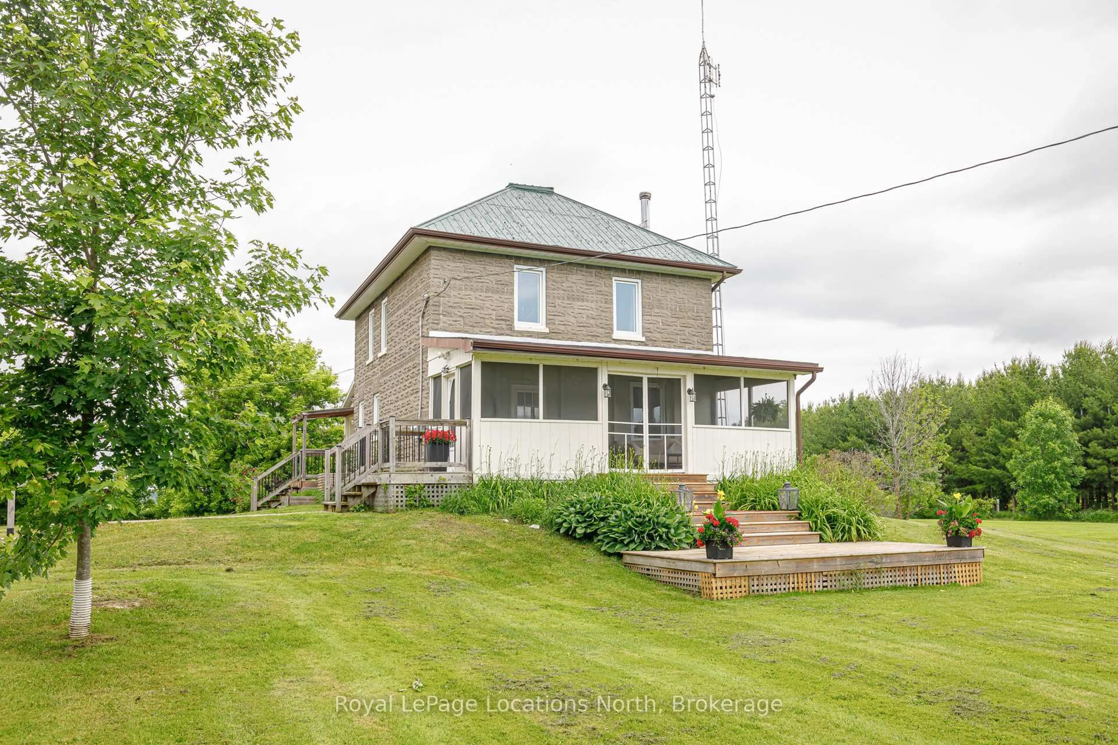 A pic from outside/outdoor area/front of a property/back of a property/a pic from drone, building for 5576 Concession Rd 6, Clearview Ontario L0M 1N0