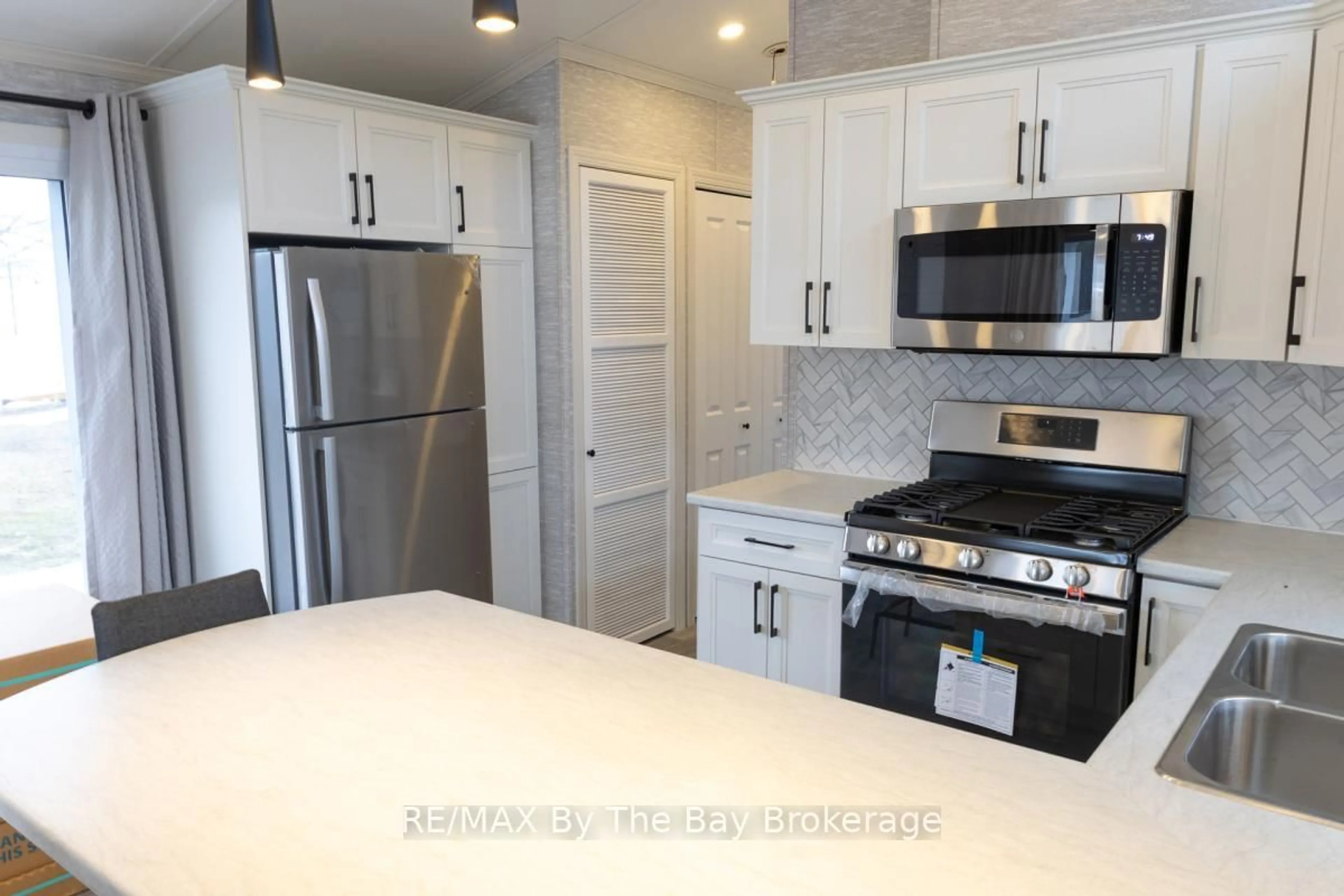 Standard kitchen, ceramic/tile floor for 3282 Ogdens Beach Rd #69, Tay Ontario L9S 2K6