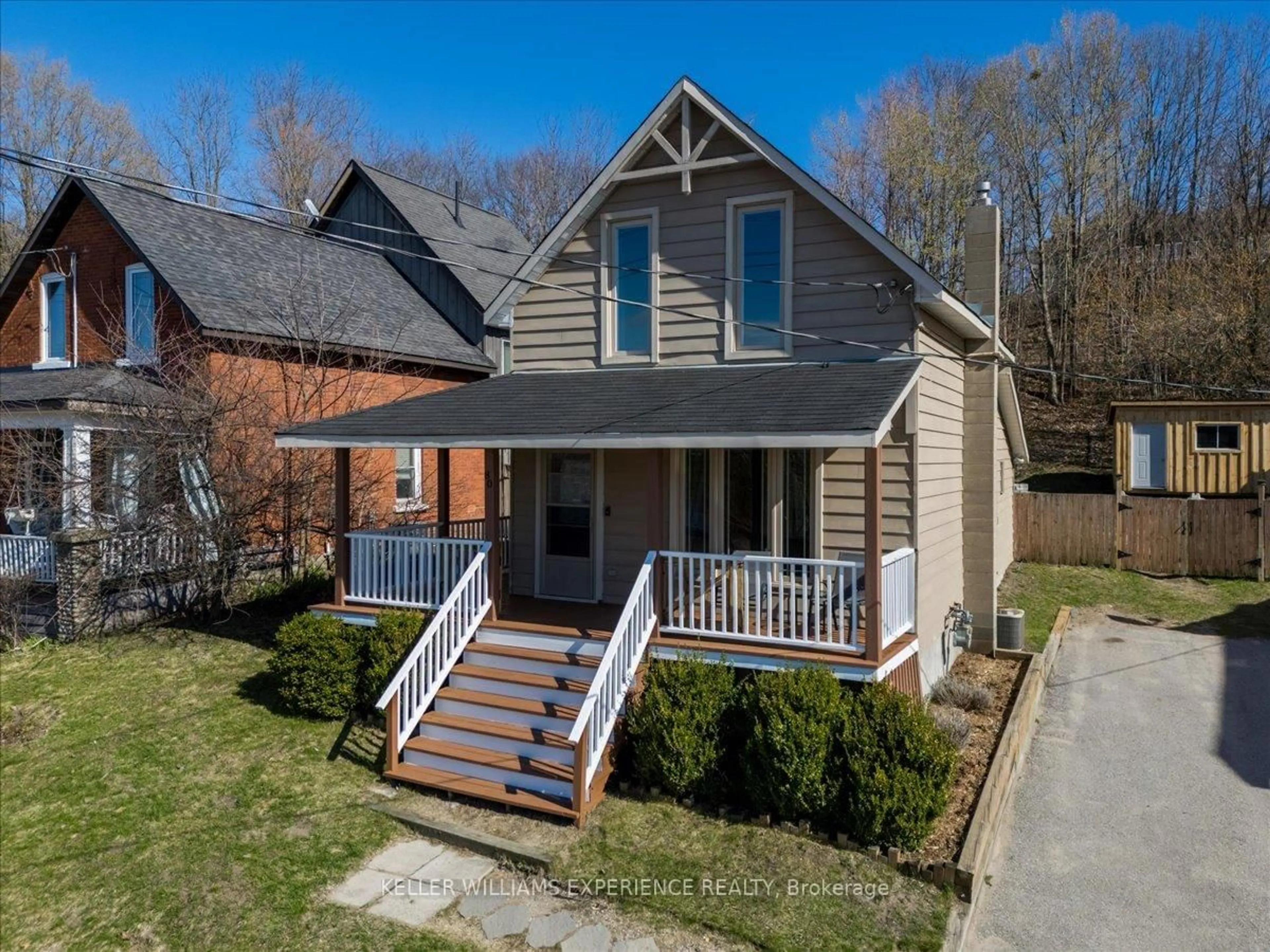 A pic from outside/outdoor area/front of a property/back of a property/a pic from drone, street for 80 ROBERT St, Penetanguishene Ontario L9M 1P2