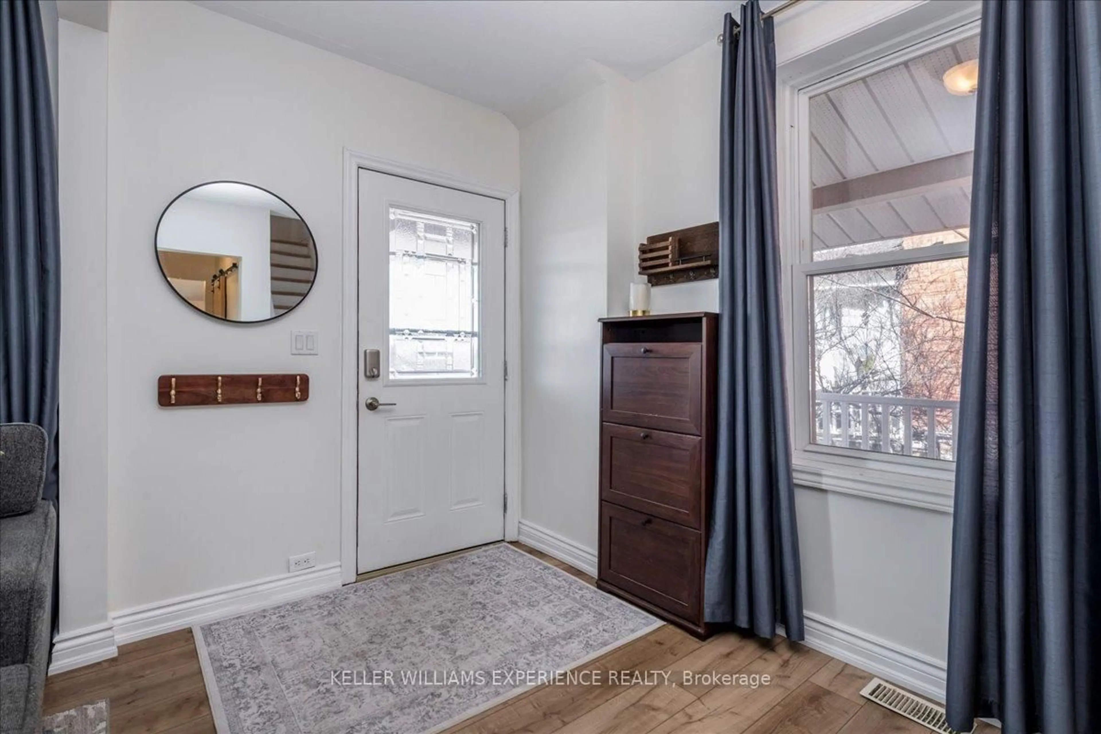 Indoor entryway for 80 ROBERT St, Penetanguishene Ontario L9M 1P2