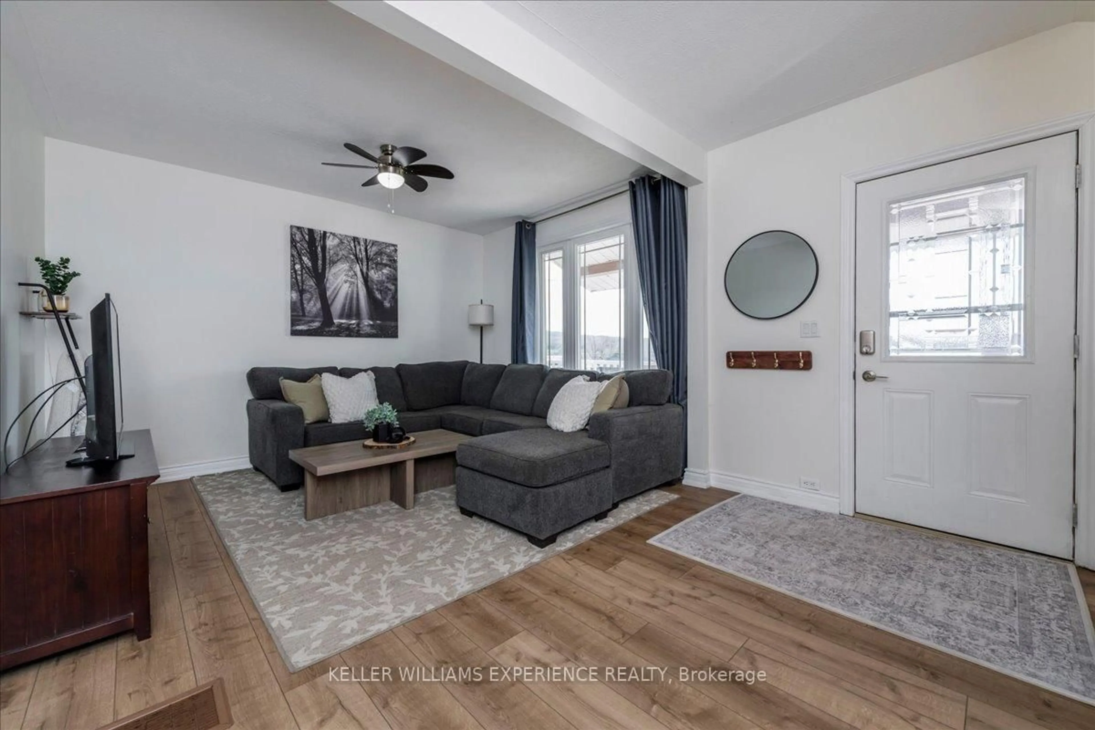 Living room with furniture, unknown for 80 ROBERT St, Penetanguishene Ontario L9M 1P2