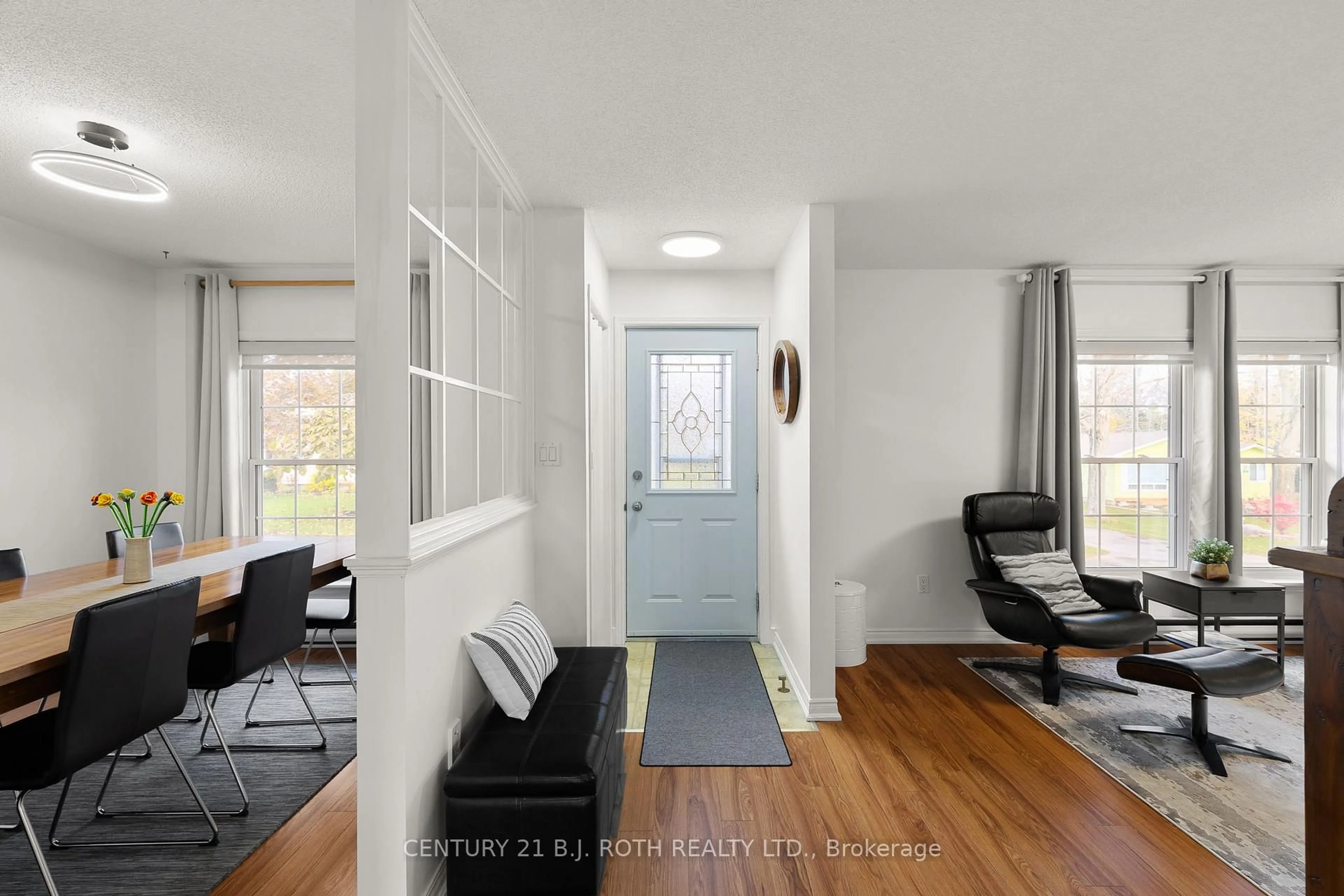 Indoor entryway for 60 Tamarack Dr, Oro-Medonte Ontario L0L 1T0
