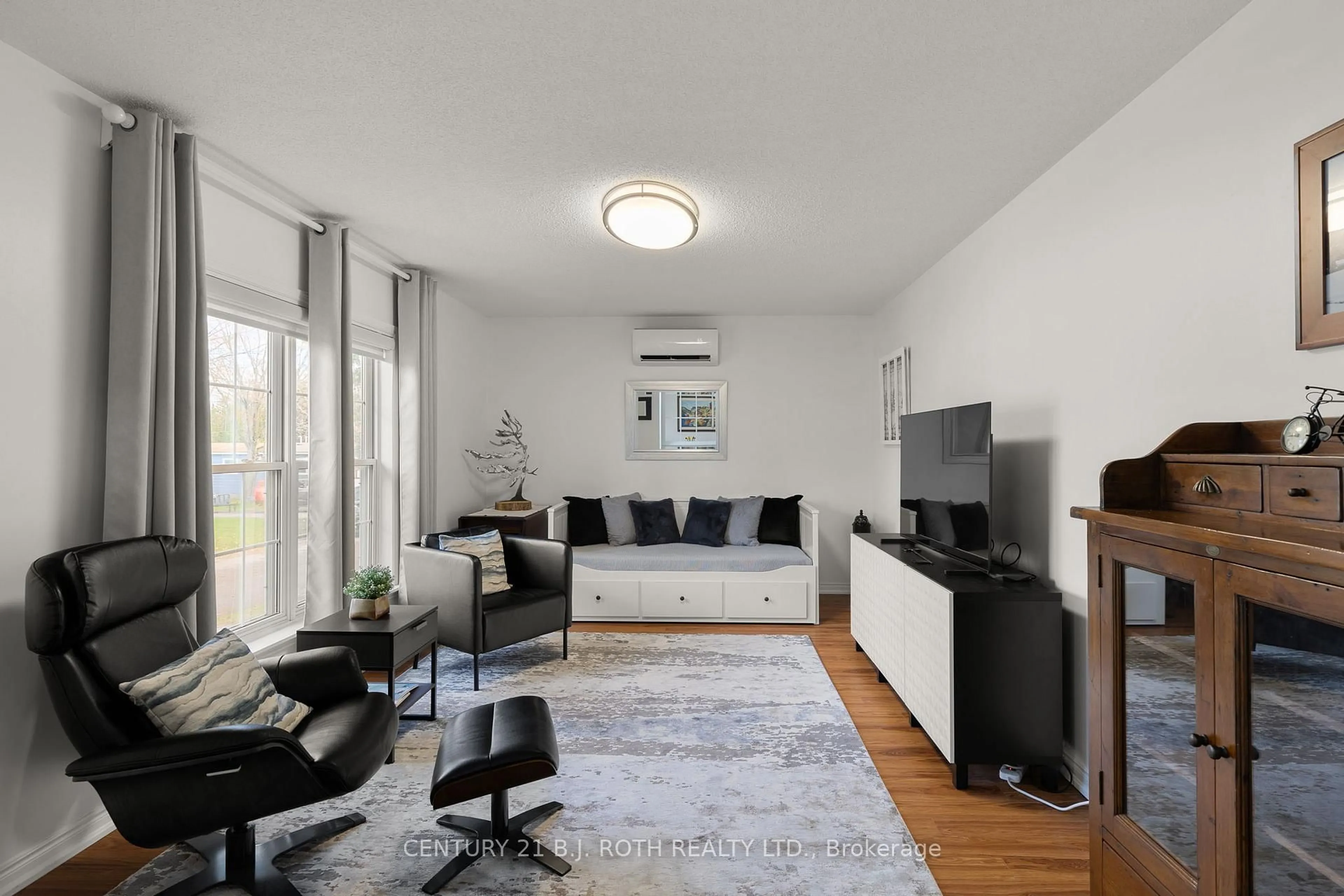 Living room with furniture, unknown for 60 Tamarack Dr, Oro-Medonte Ontario L0L 1T0