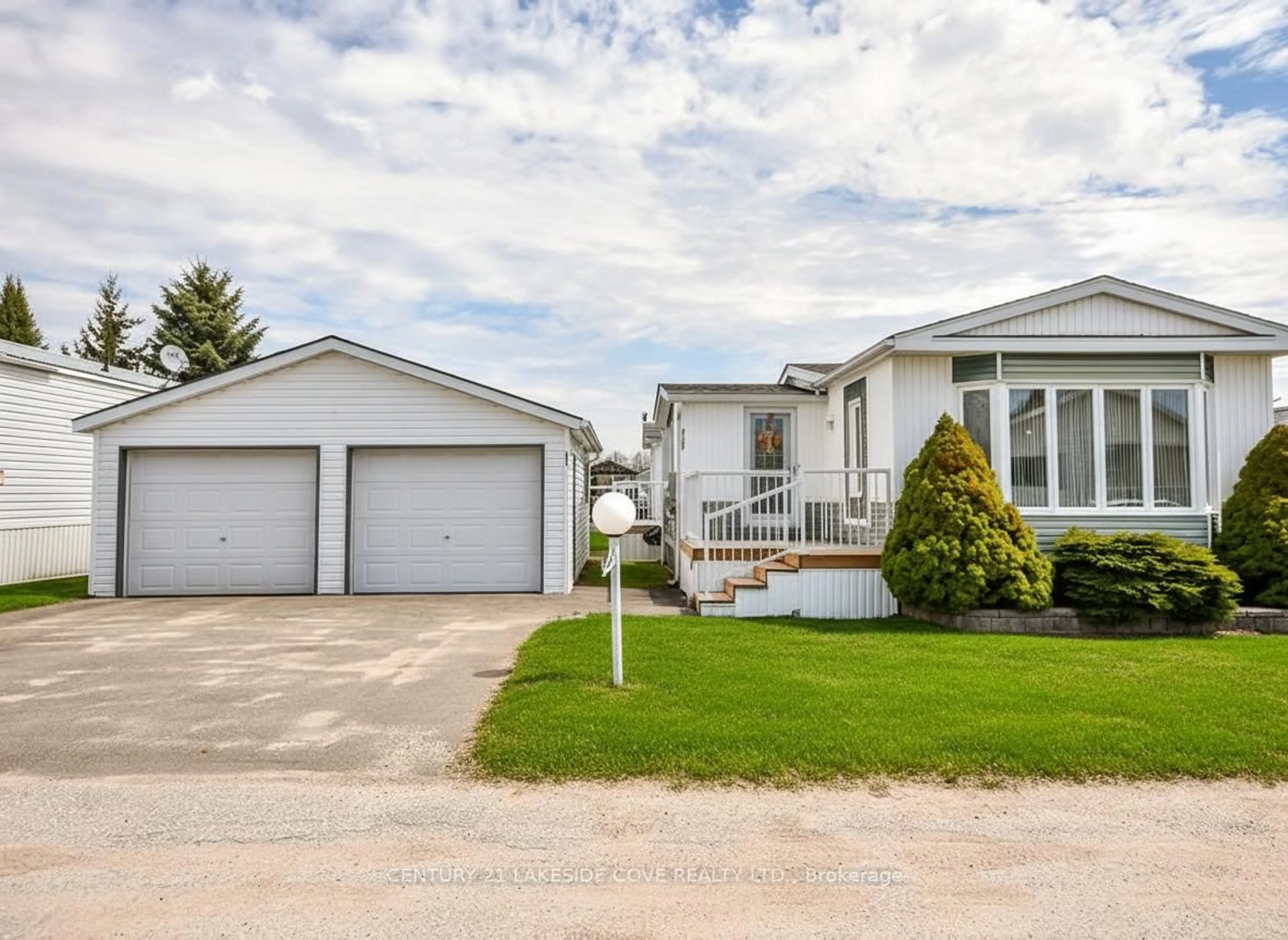 Home with vinyl exterior material, street for 4103 Lynn St, Severn Ontario L3V 0V7