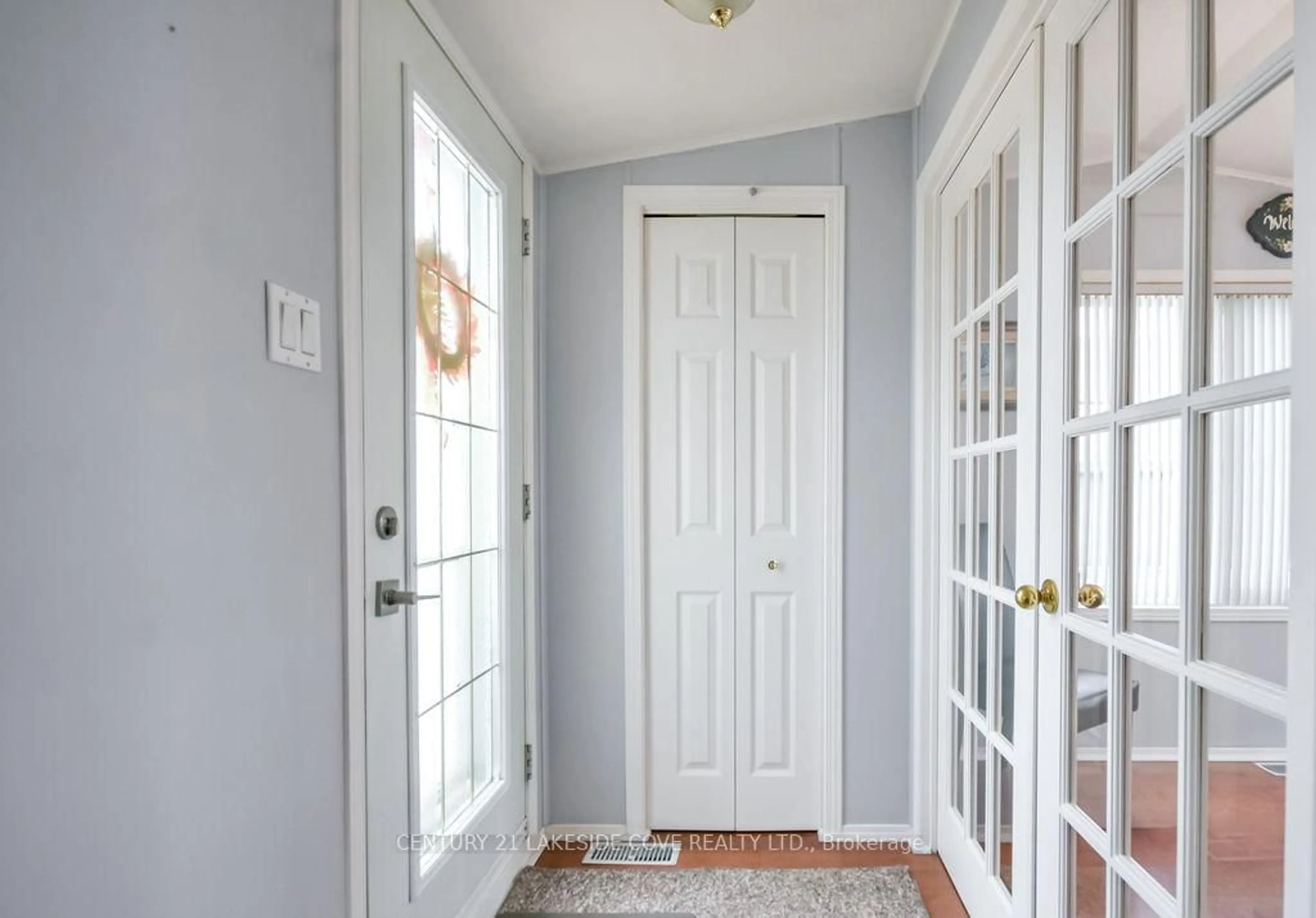 Indoor entryway for 4103 Lynn St, Severn Ontario L3V 0V7