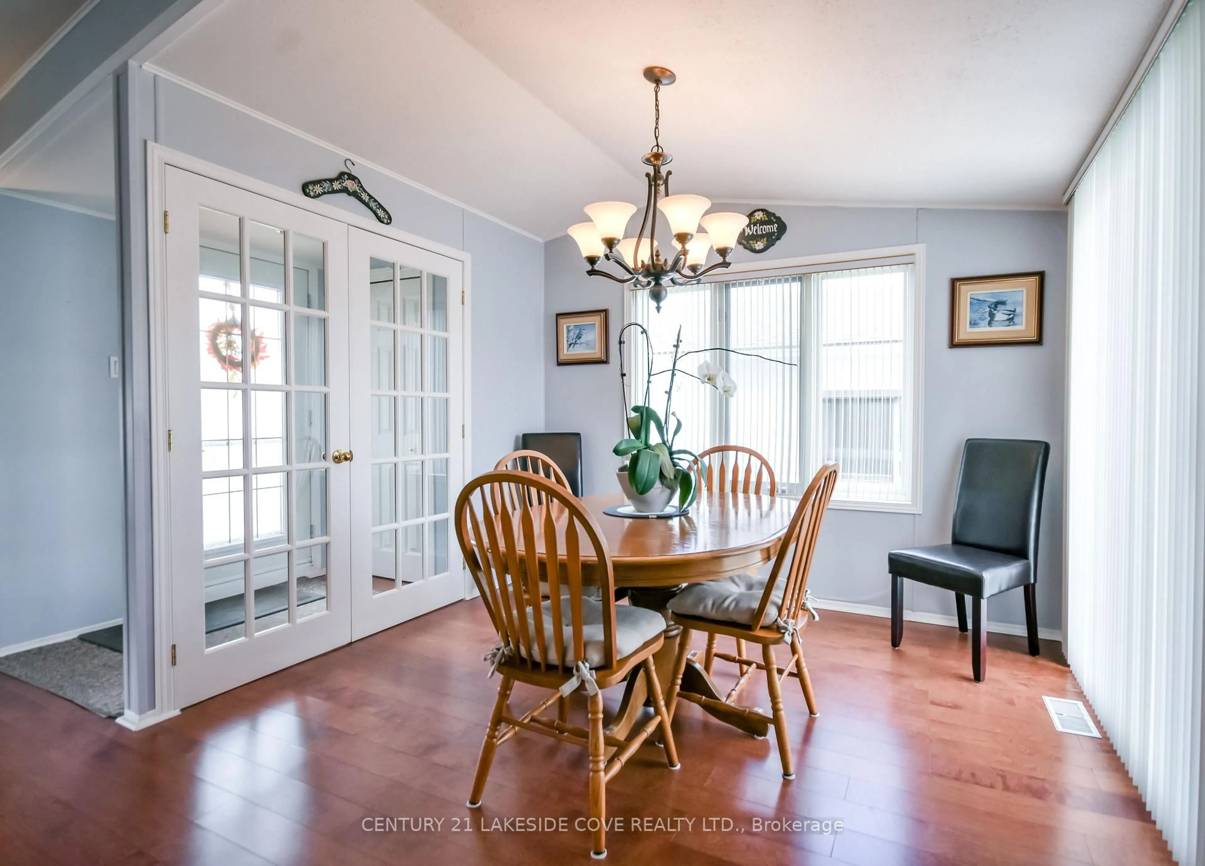 Dining room, wood/laminate floor for 4103 Lynn St, Severn Ontario L3V 0V7