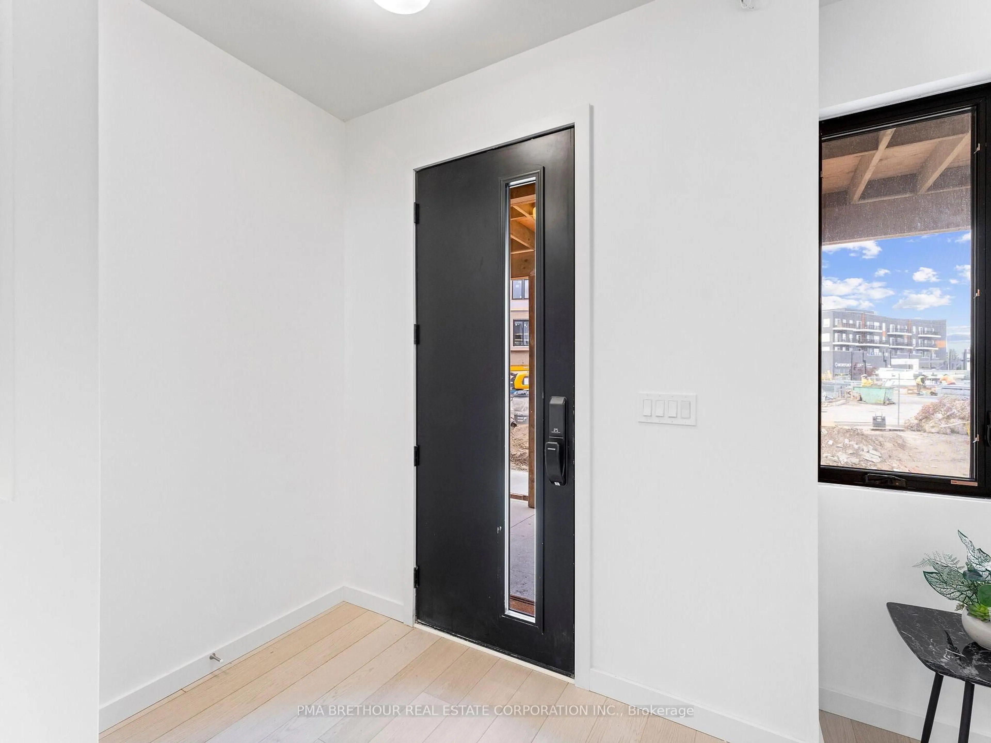 Indoor entryway for 18 Rainwater Lane, Barrie Ontario L4N 9J6