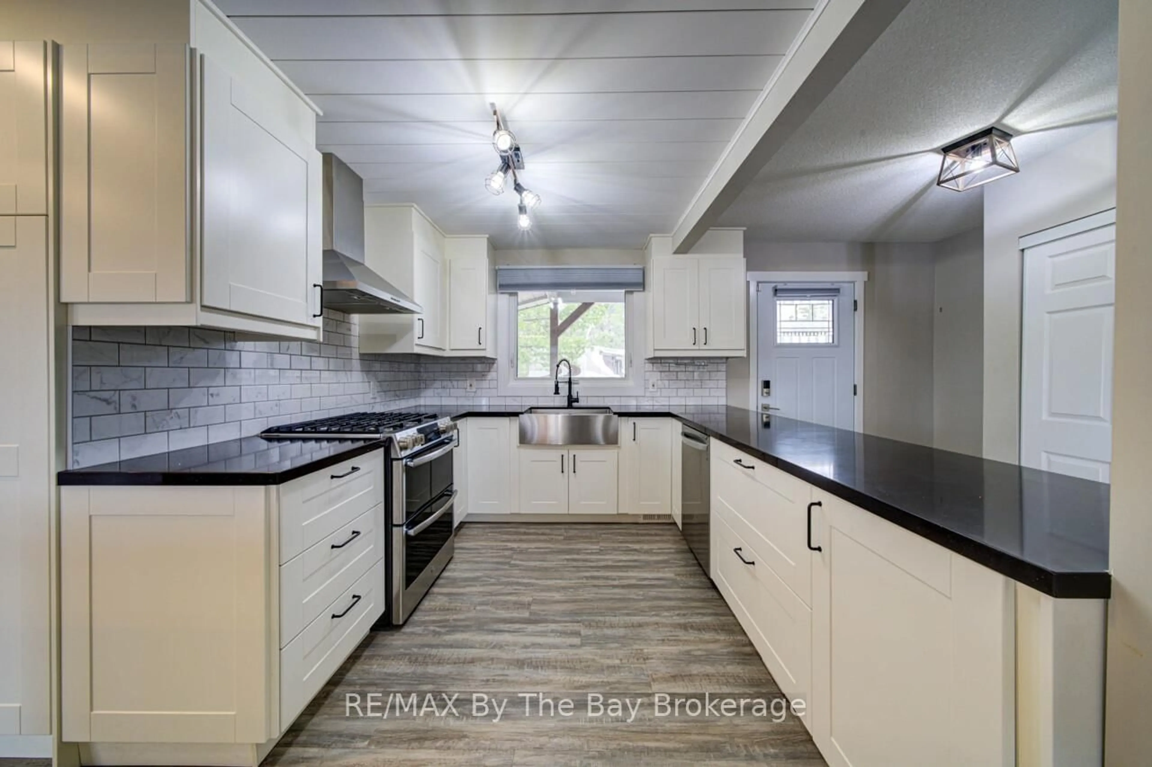 Standard kitchen, wood/laminate floor for 1628 River Rd, Wasaga Beach Ontario L9Z 2S3