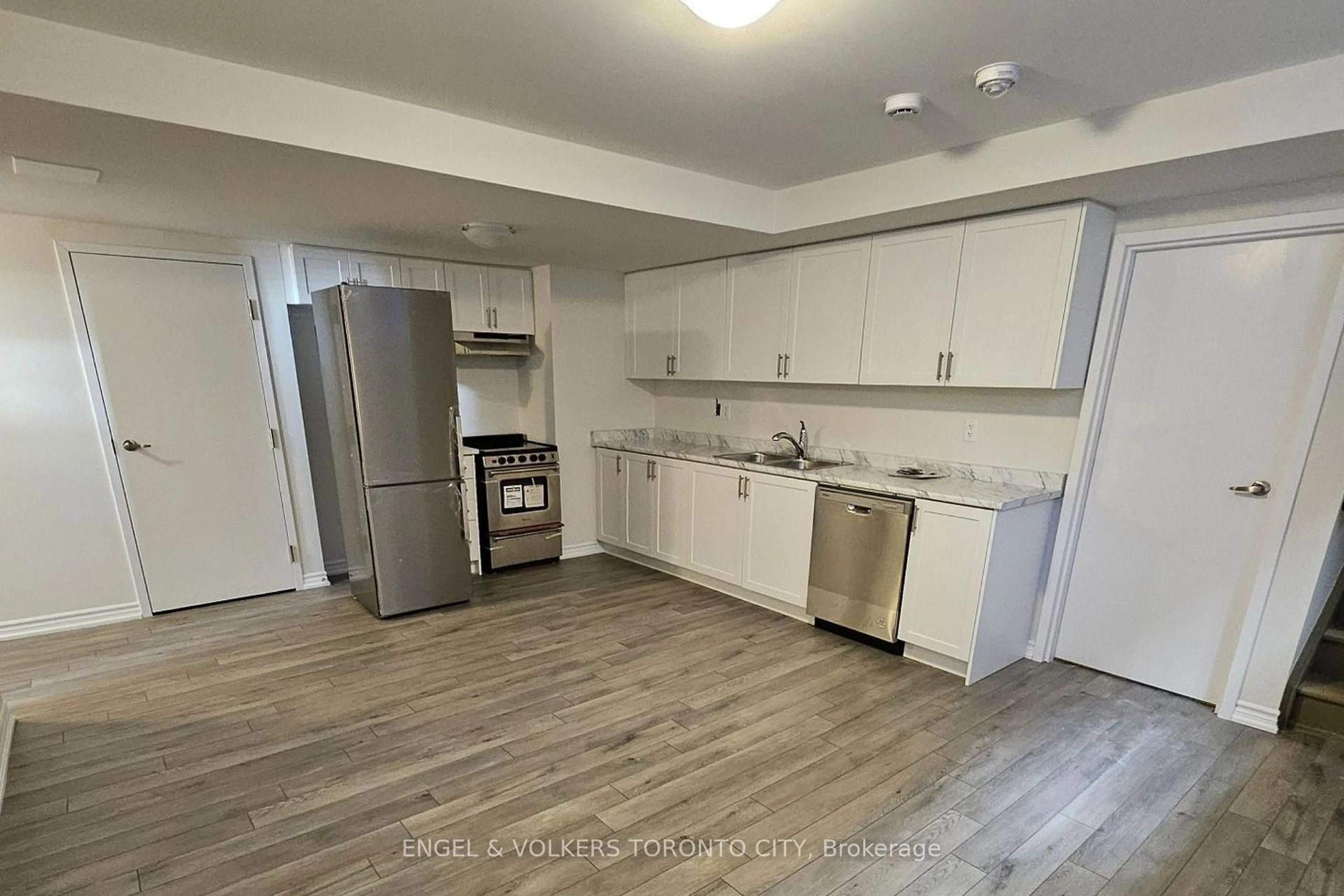 Standard kitchen, unknown for 24 Ludlow Dr, Barrie Ontario L9S 2Z8
