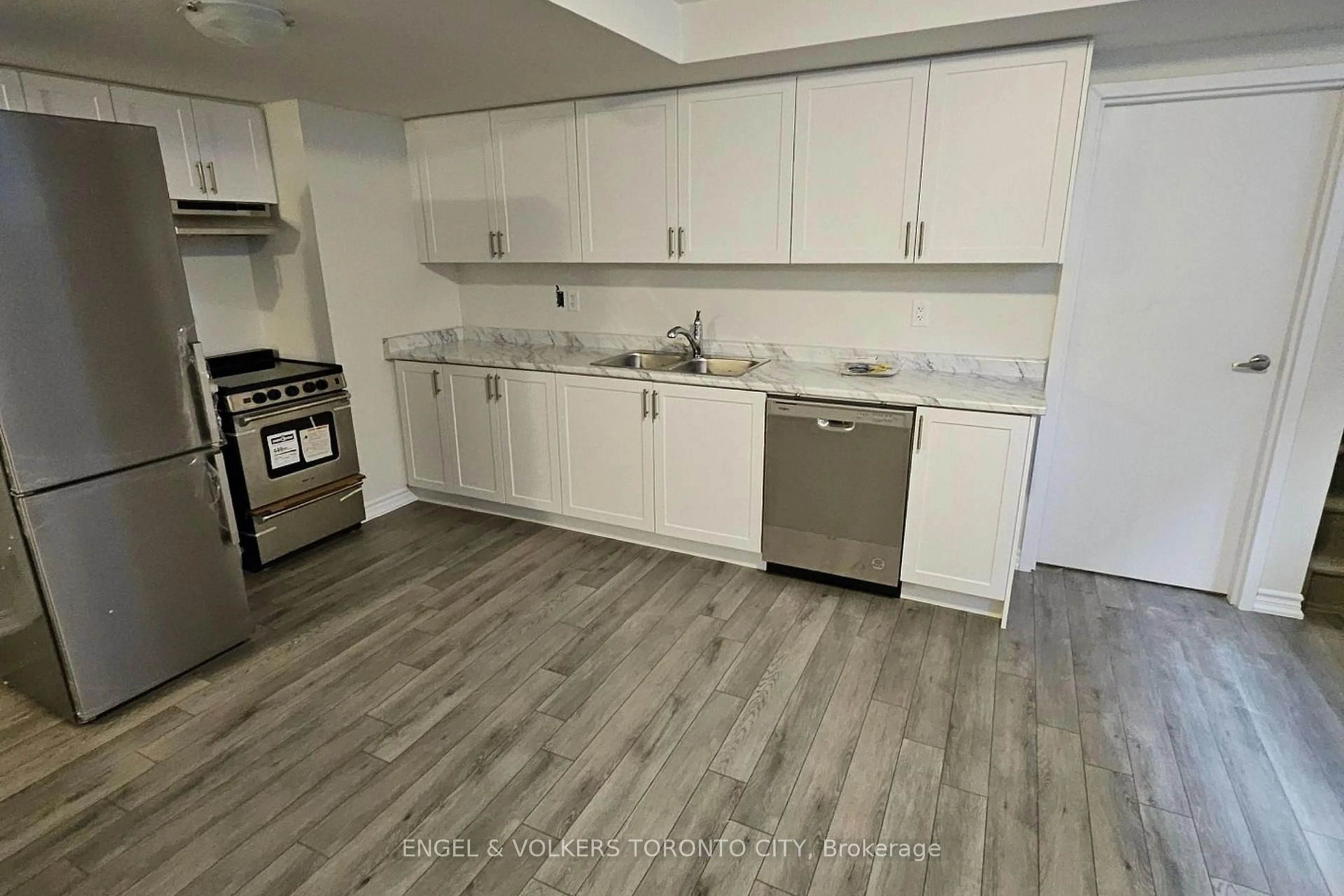 Standard kitchen, unknown for 24 Ludlow Dr, Barrie Ontario L9S 2Z8