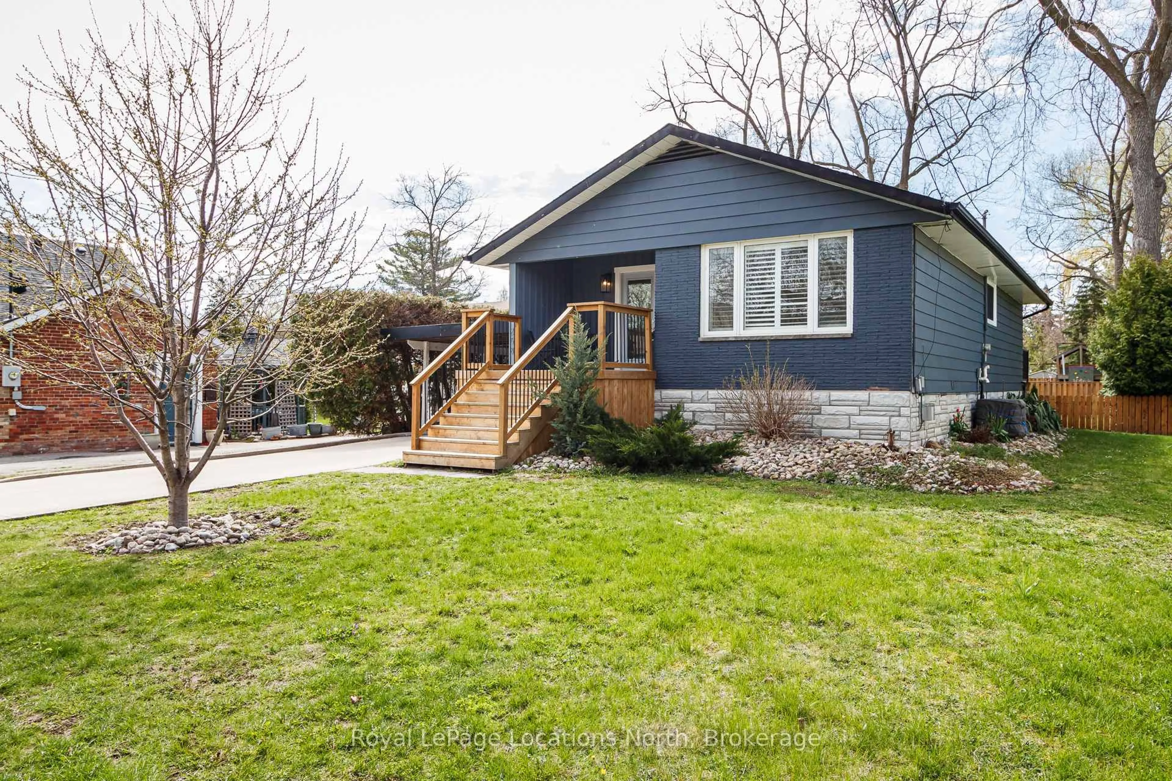 Home with vinyl exterior material, street for 258 FOURTH St, Collingwood Ontario L9Y 1S2
