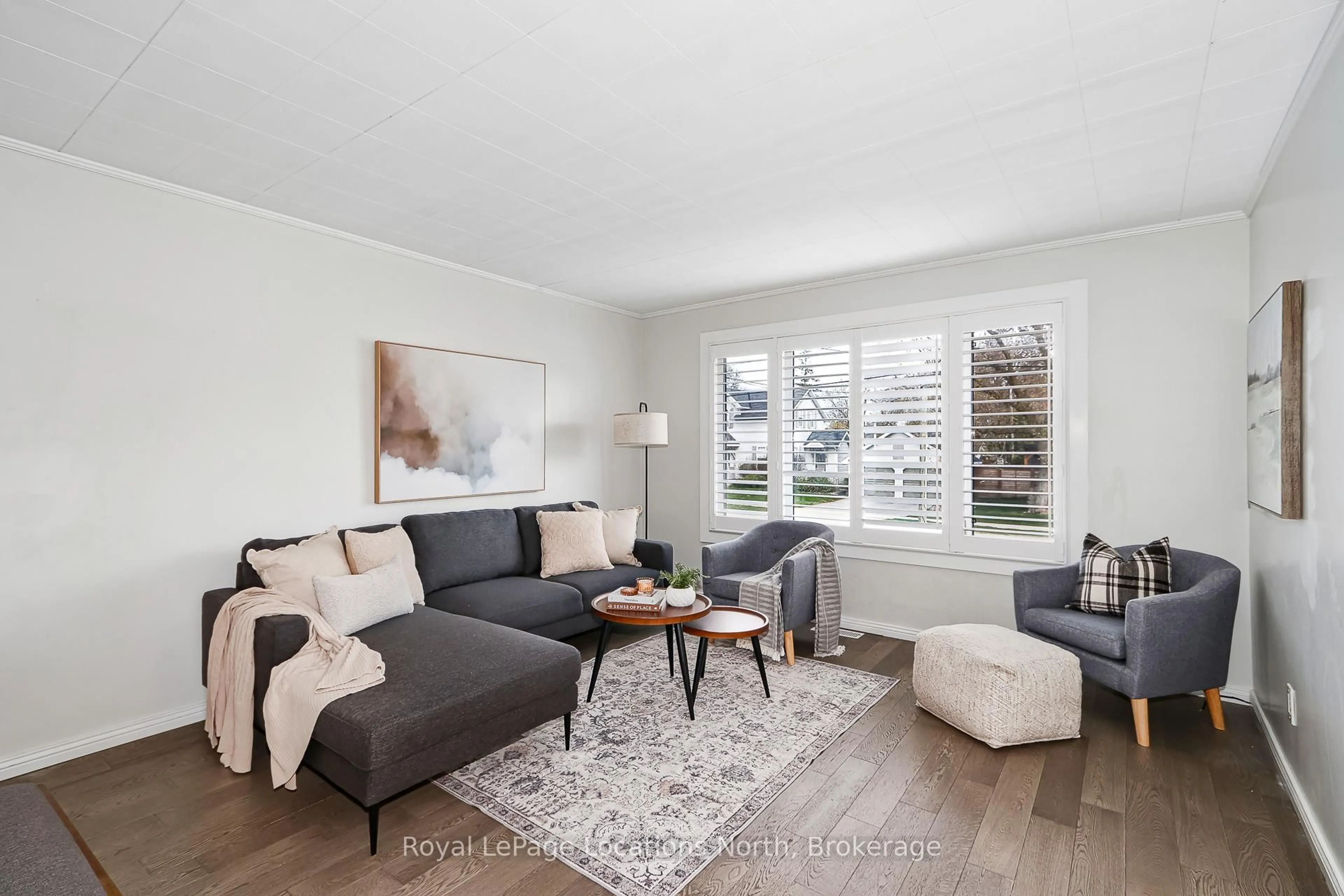 Living room with furniture, wood/laminate floor for 258 FOURTH St, Collingwood Ontario L9Y 1S2