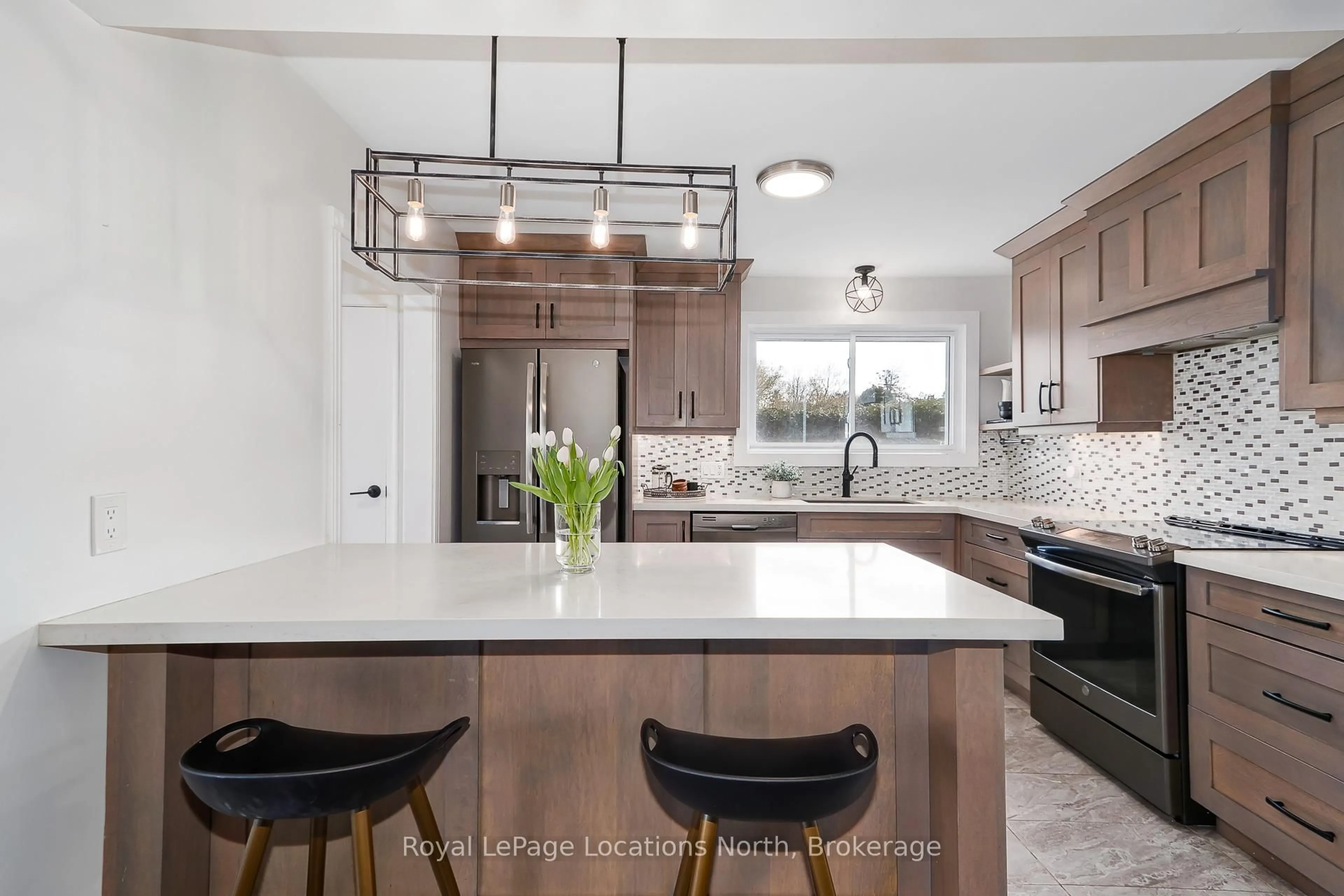 Contemporary kitchen, ceramic/tile floor for 258 FOURTH St, Collingwood Ontario L9Y 1S2