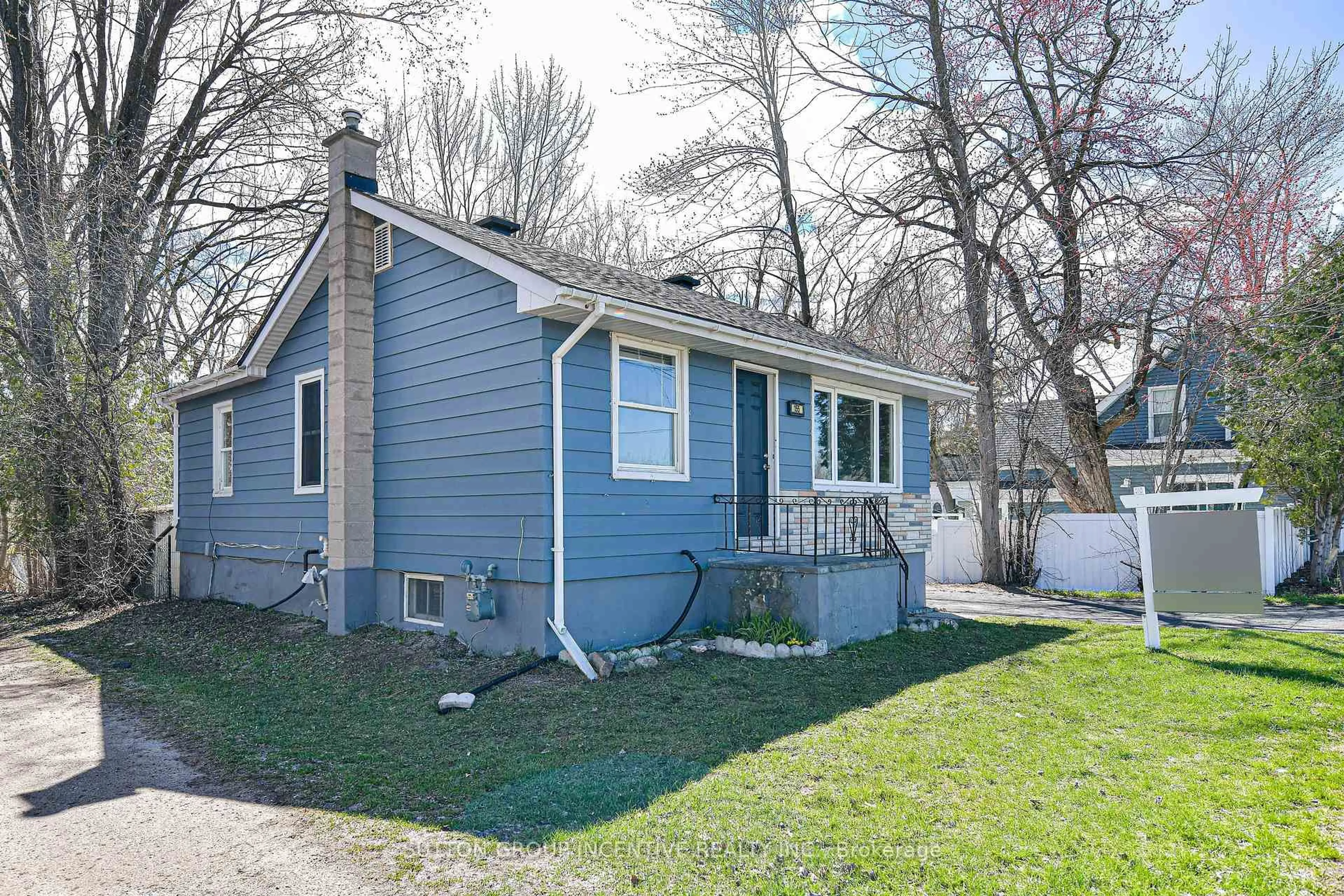 Home with vinyl exterior material, street for 155 ATHERLEY Rd, Orillia Ontario L3V 1N5