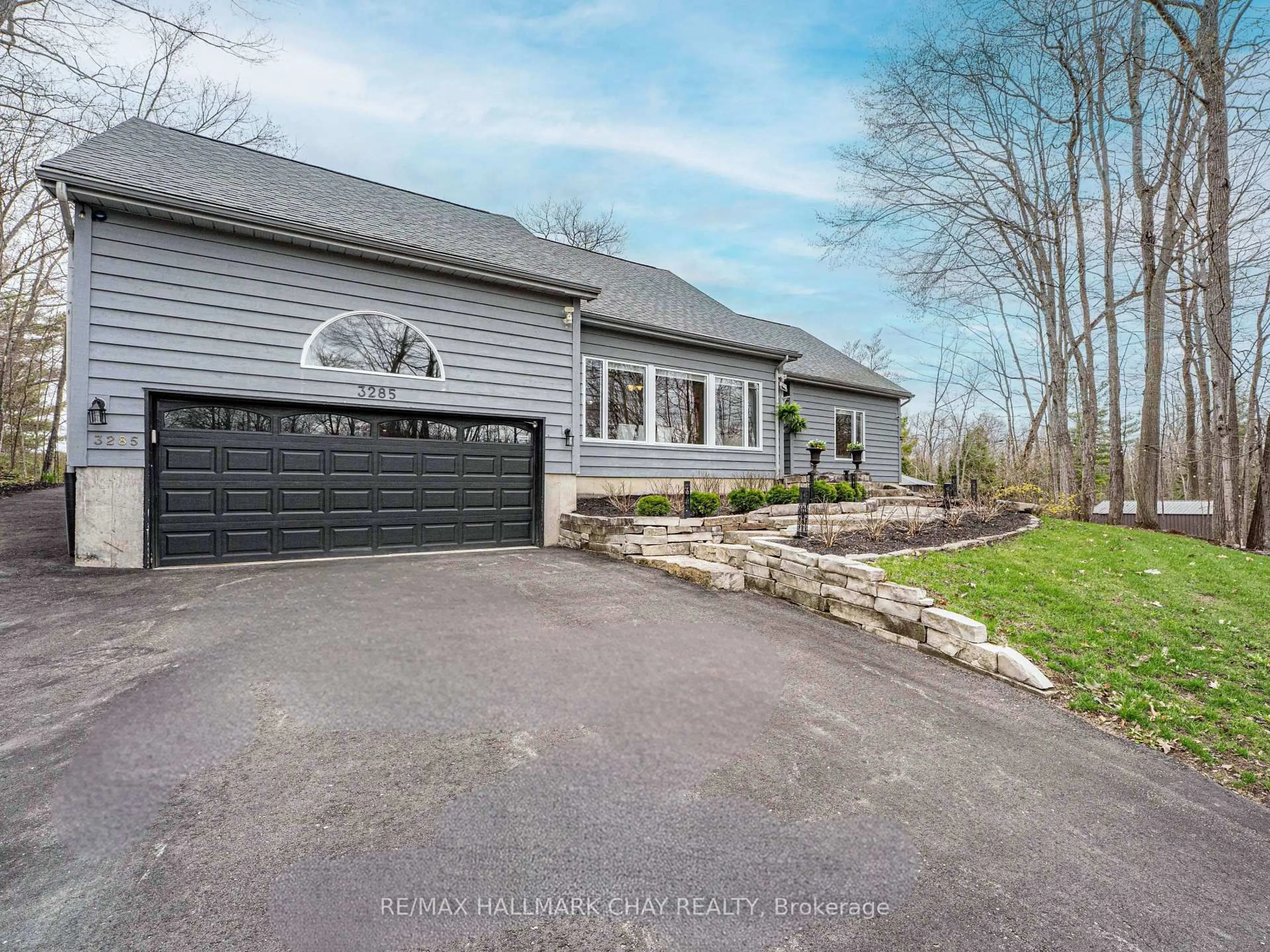 A pic from outside/outdoor area/front of a property/back of a property/a pic from drone, street for 3285 Rockcliffe Crt, Severn Ontario L0K 1S0