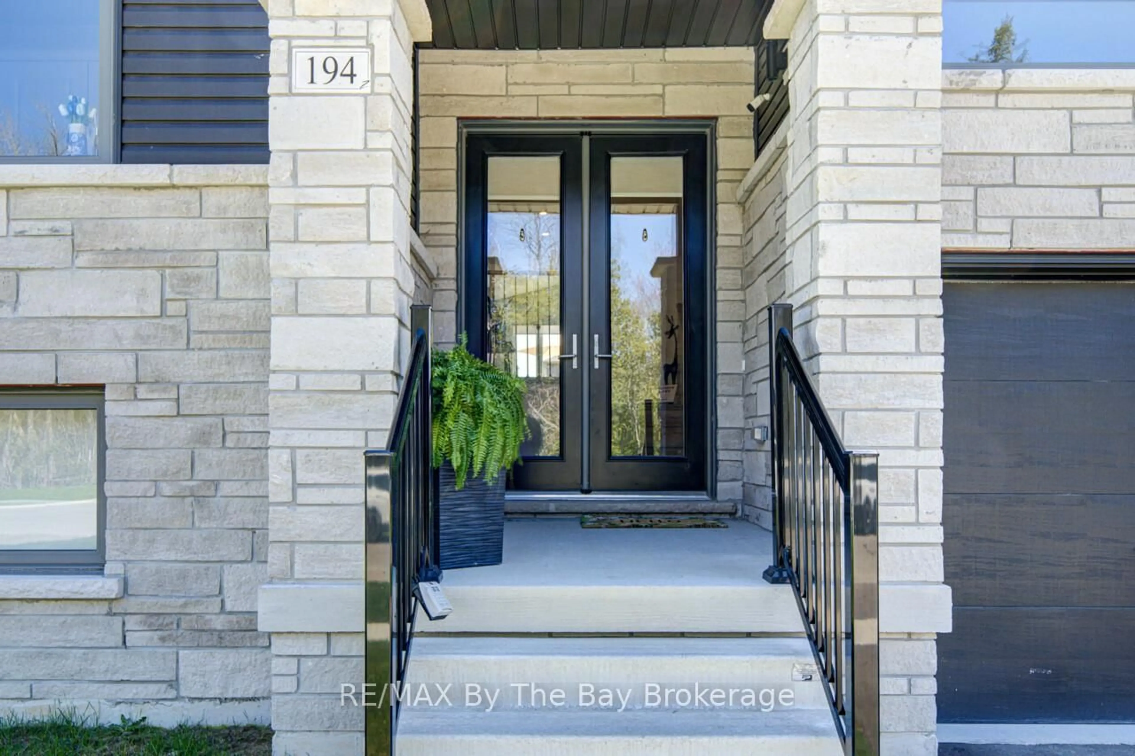 Indoor entryway for 194 Mapleside Dr, Wasaga Beach Ontario L9Z 0L4