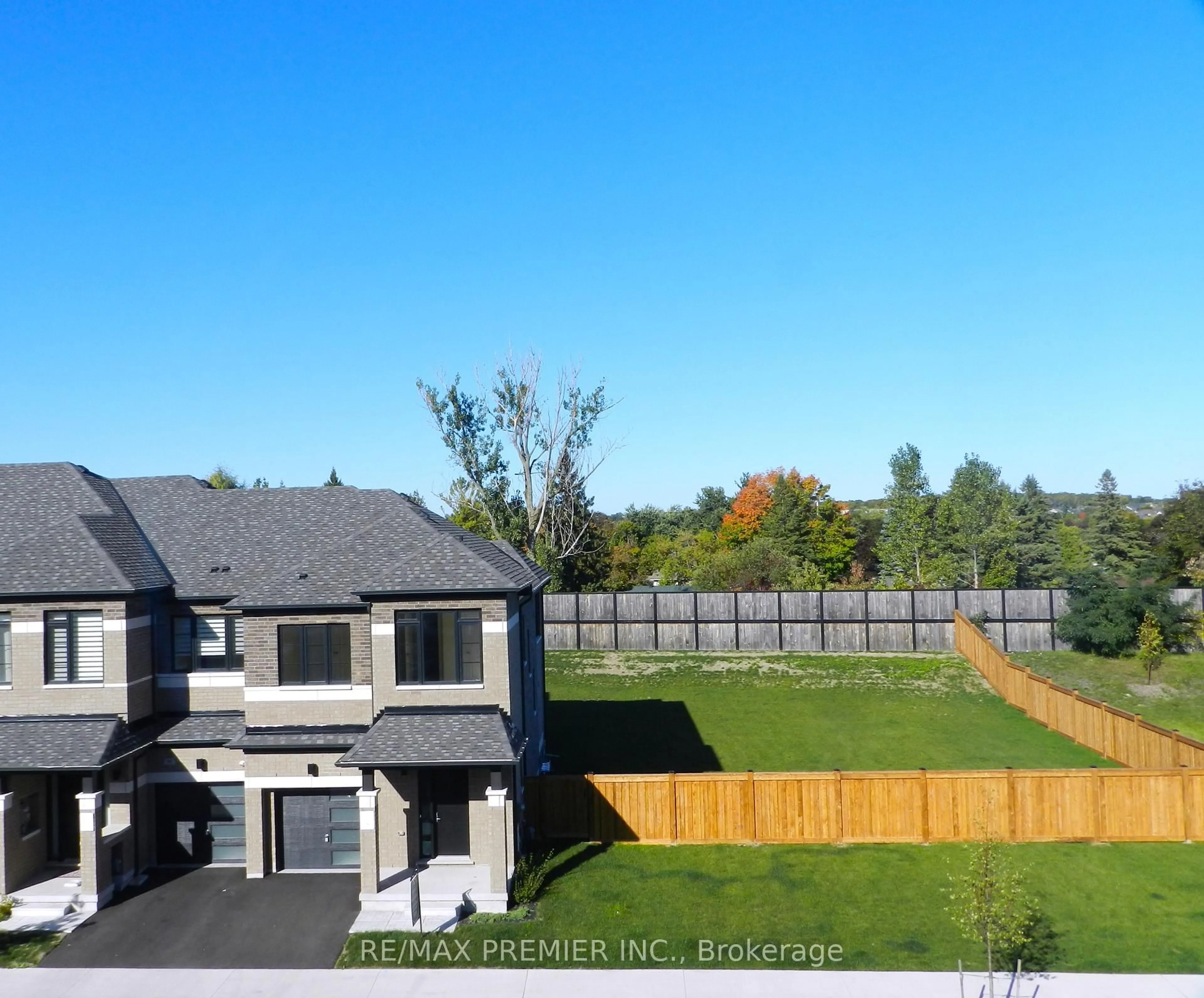 A pic from outside/outdoor area/front of a property/back of a property/a pic from drone, mountain view for 94 Turnberry Lane, Barrie Ontario L4N 6K7