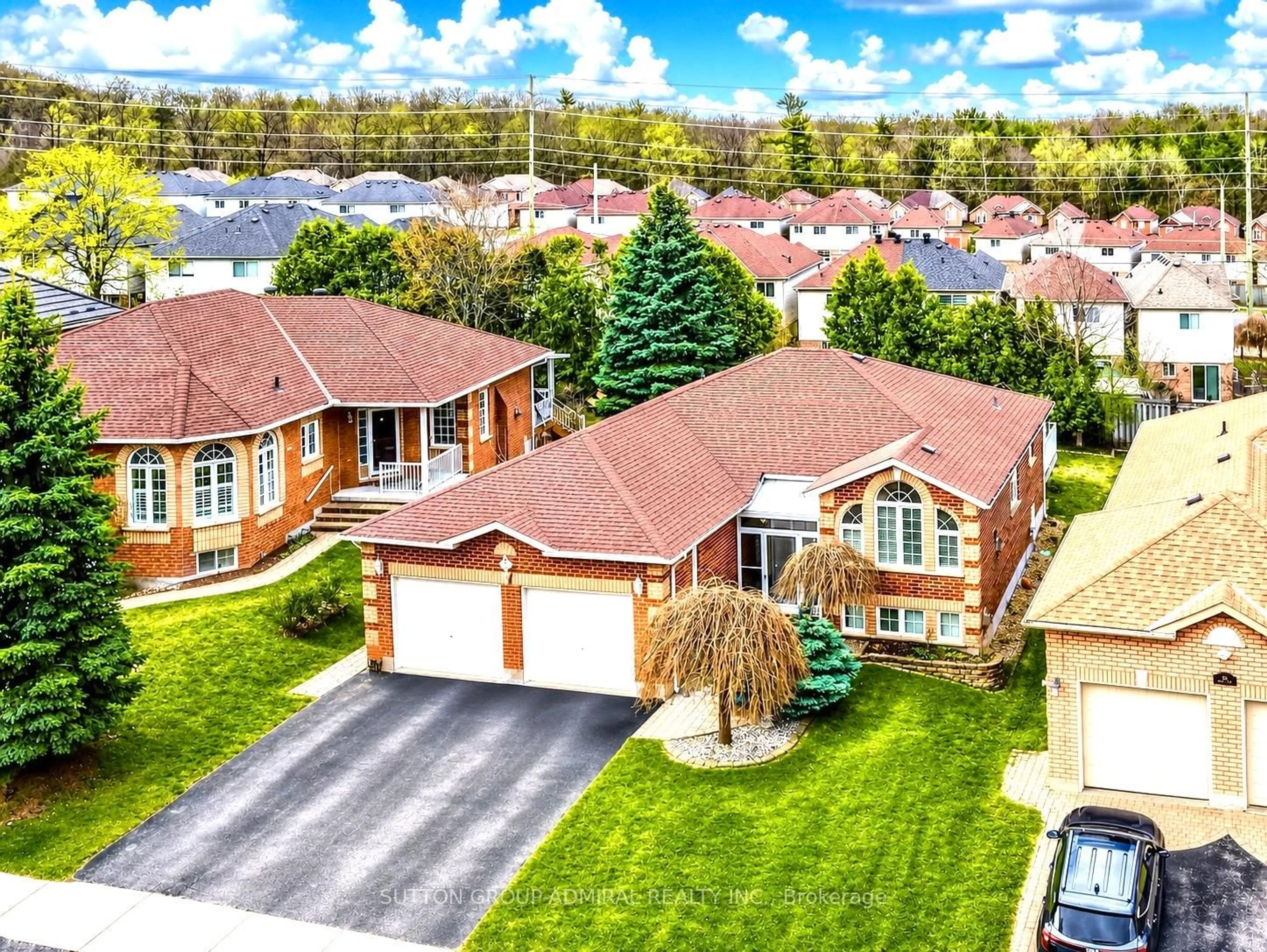 A pic from outside/outdoor area/front of a property/back of a property/a pic from drone, street for 164 Wildwood Tr, Barrie Ontario L4N 7Z7