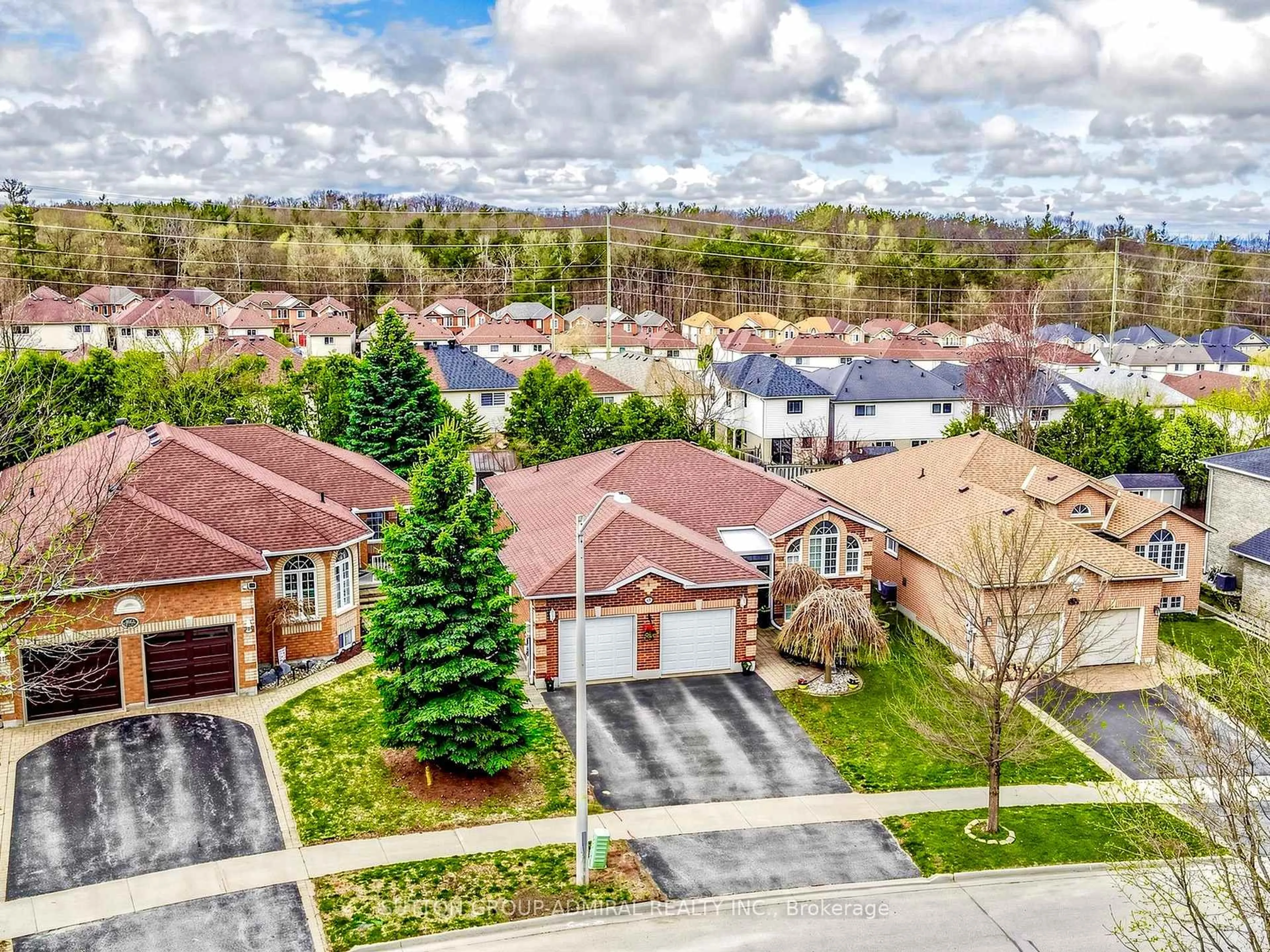 A pic from outside/outdoor area/front of a property/back of a property/a pic from drone, street for 164 Wildwood Tr, Barrie Ontario L4N 7Z7