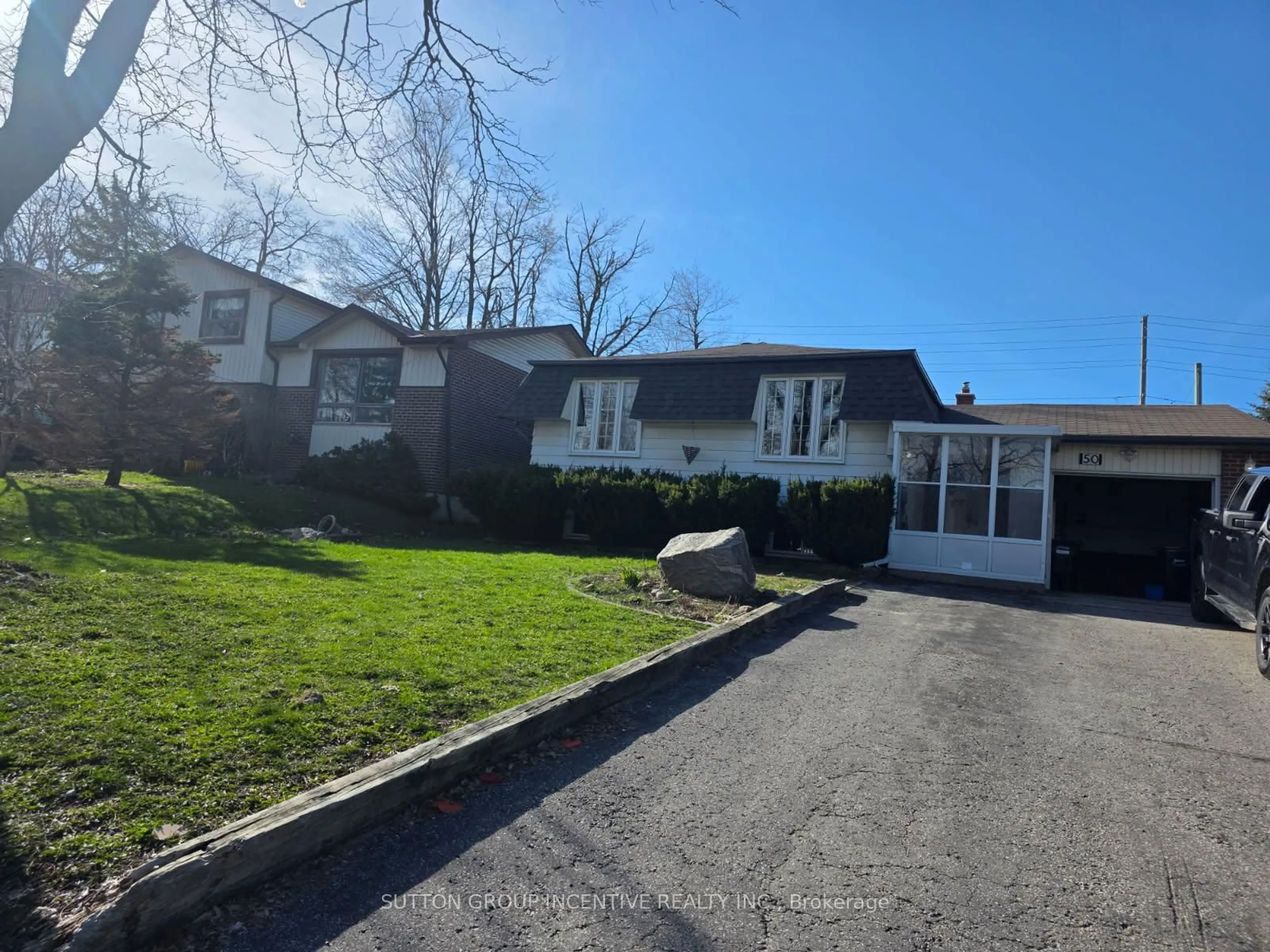 A pic from outside/outdoor area/front of a property/back of a property/a pic from drone, street for 50 Farmingdale Cres, Barrie Ontario L4M 5E5