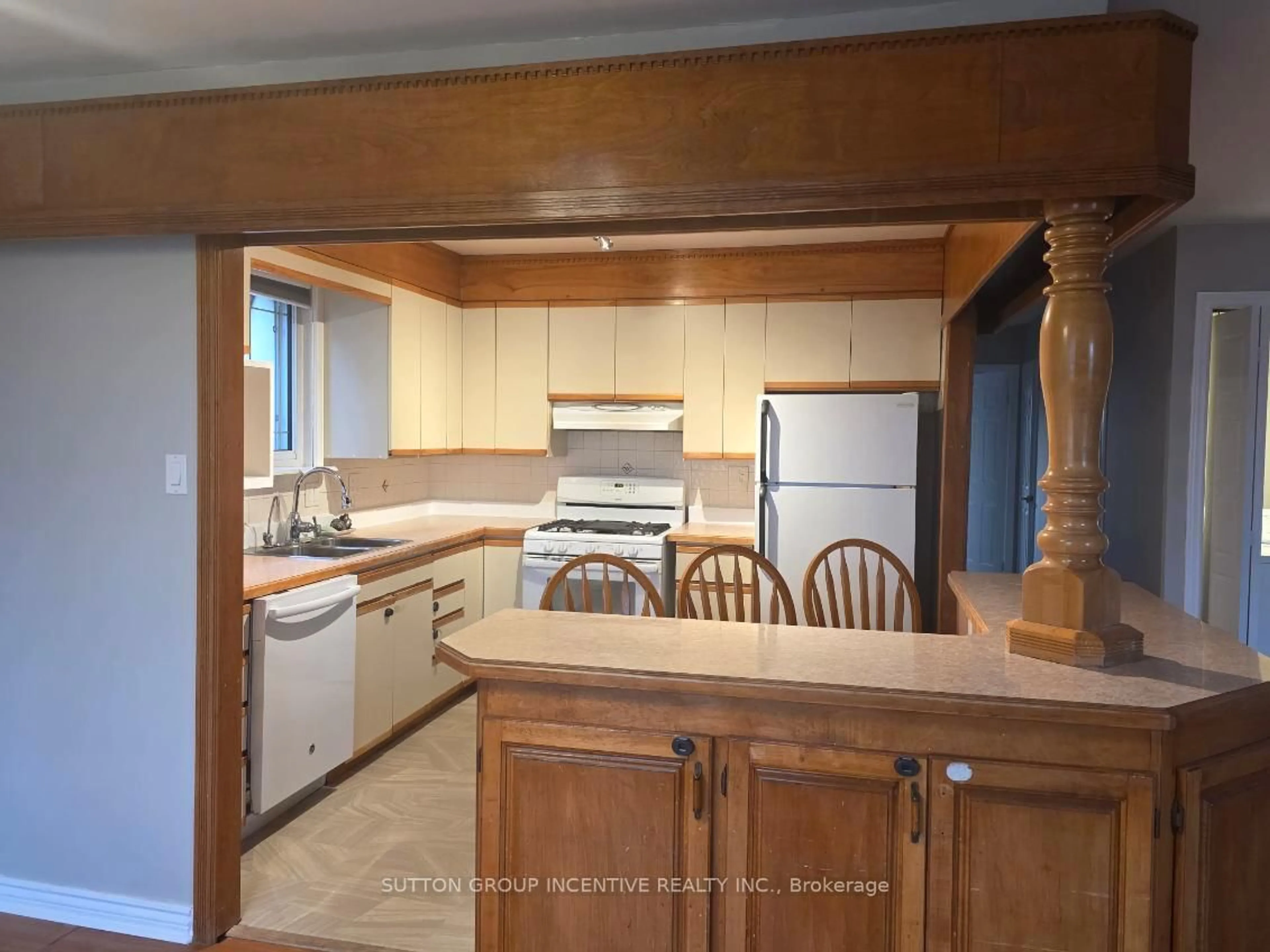 Standard kitchen, wood/laminate floor for 50 Farmingdale Cres, Barrie Ontario L4M 5E5