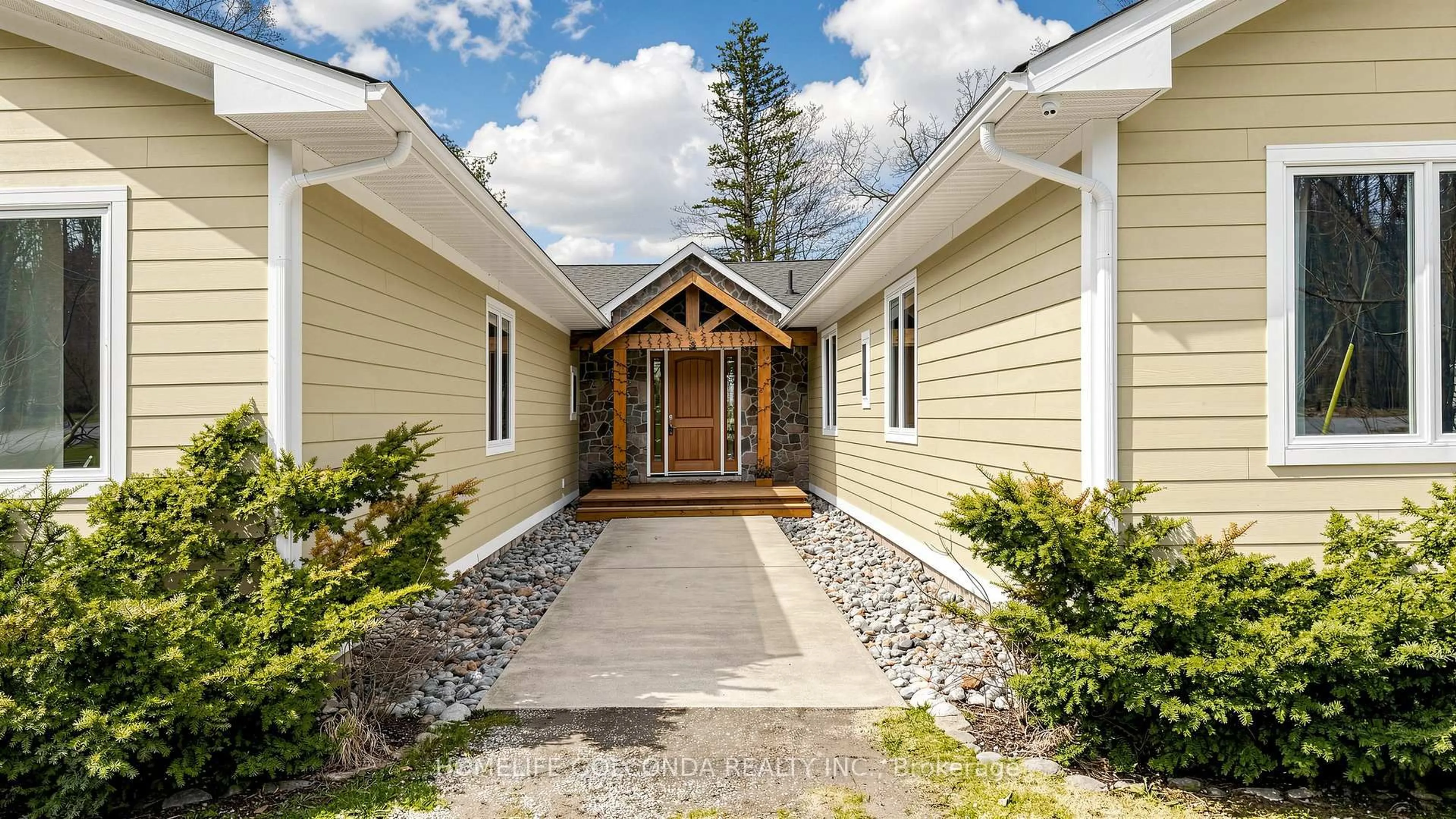 Home with vinyl exterior material, street for 1811 Ridge Rd, Oro-Medonte Ontario L9S 3T7