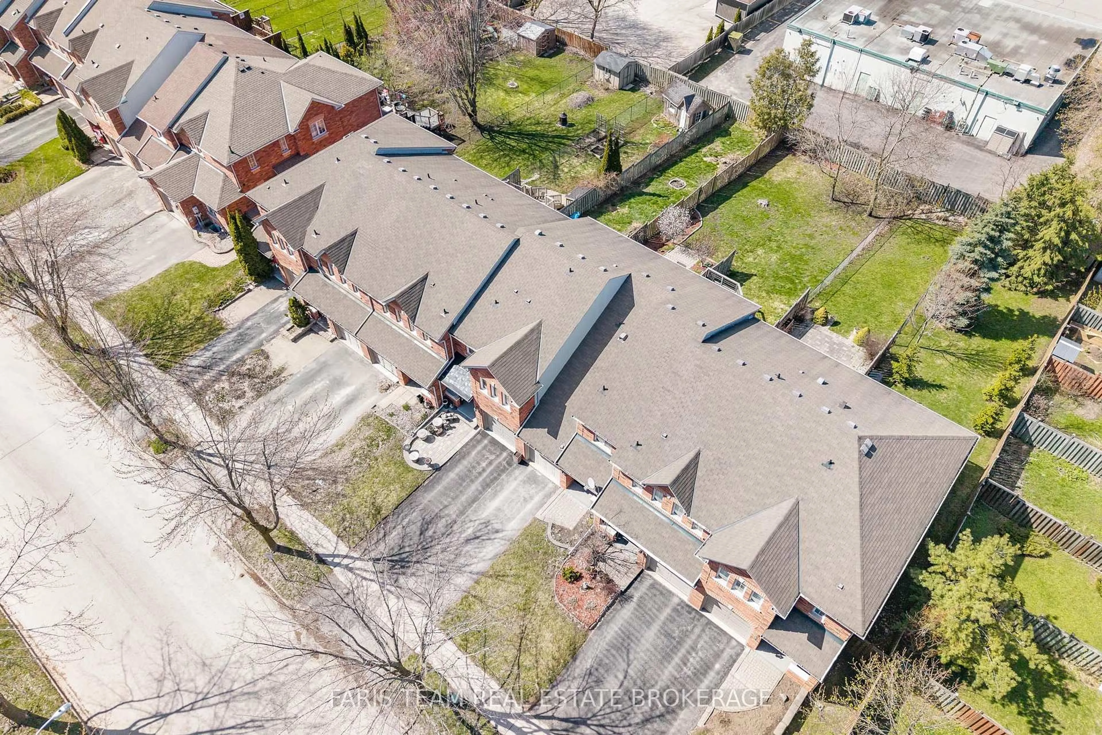 A pic from outside/outdoor area/front of a property/back of a property/a pic from drone, street for 128 Holgate St, Barrie Ontario L4N 2T9