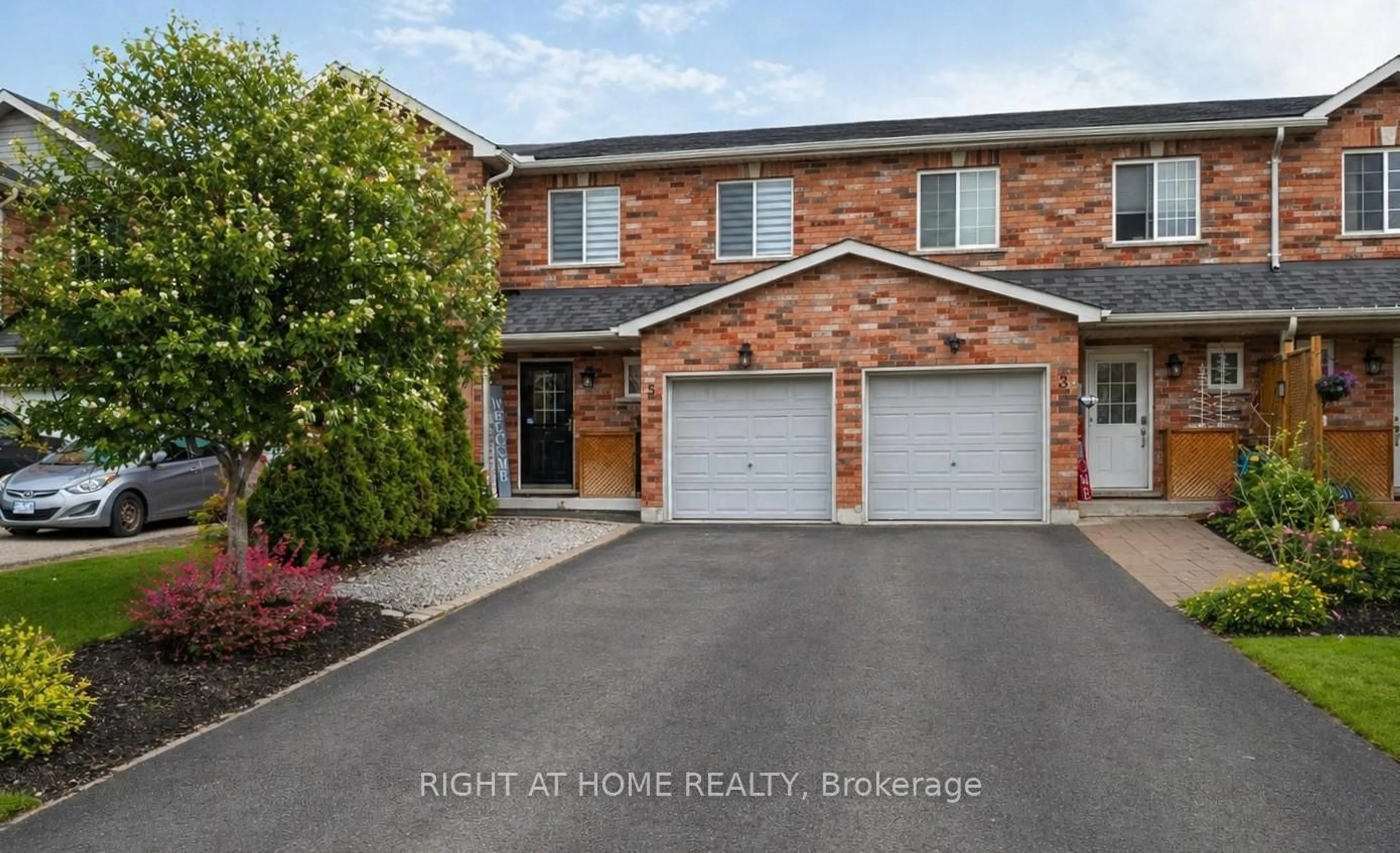 A pic from outside/outdoor area/front of a property/back of a property/a pic from drone, street for 5 Michelle Dr, Orillia Ontario L3V 0B3