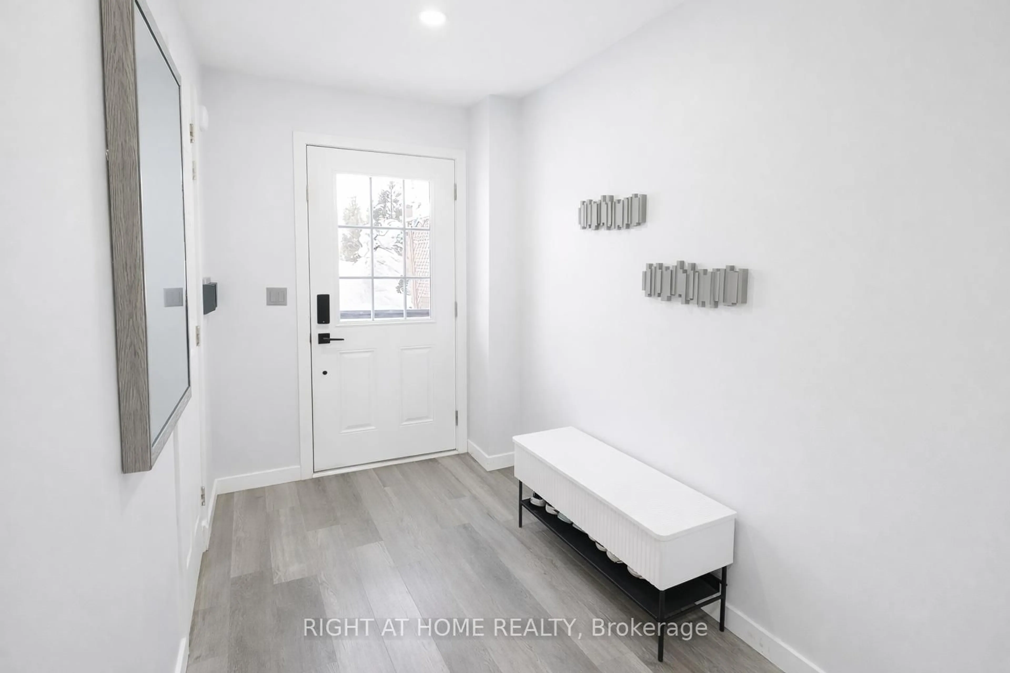 Indoor entryway for 5 Michelle Dr, Orillia Ontario L3V 0B3