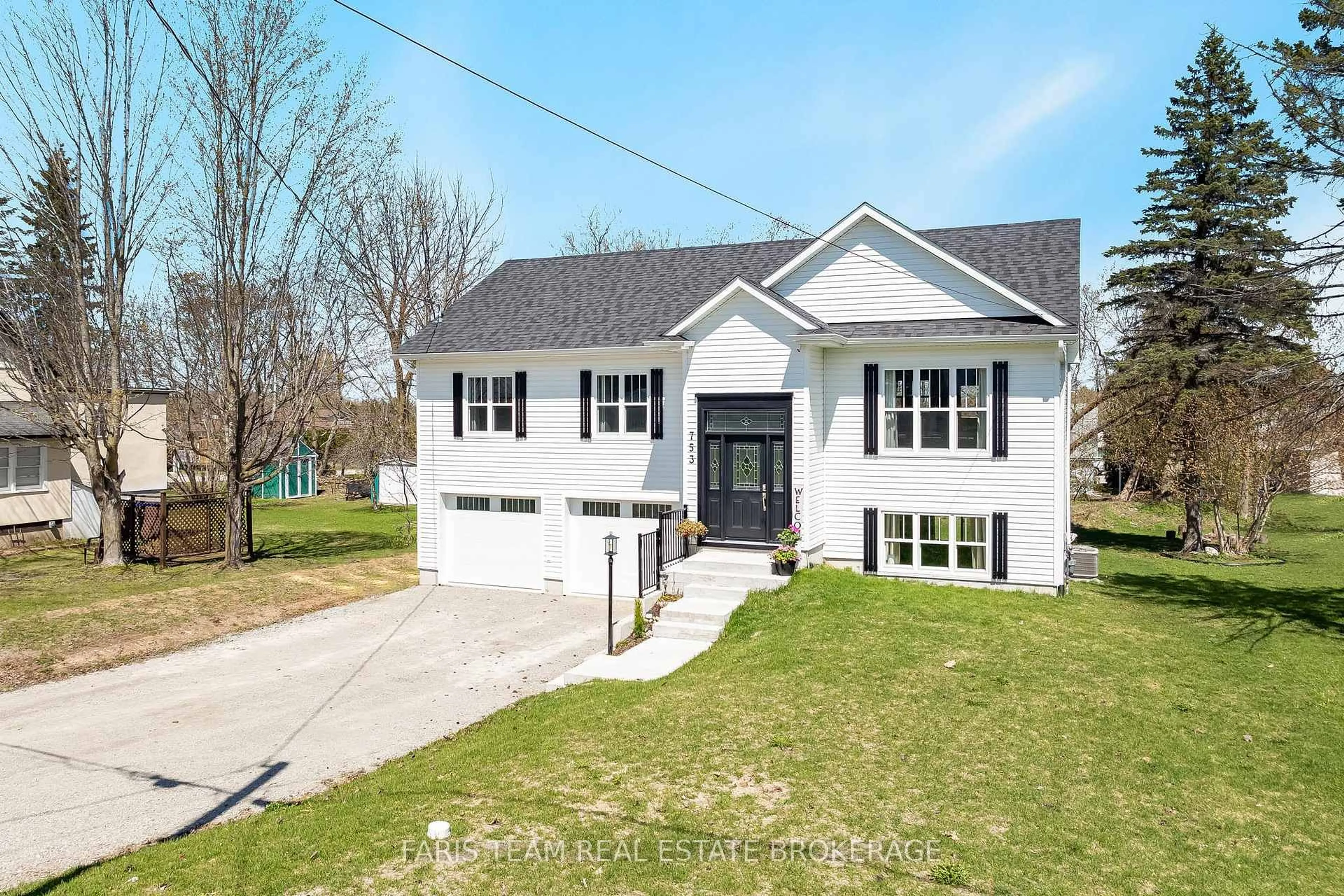 A pic from outside/outdoor area/front of a property/back of a property/a pic from drone, street for 753 Fifth Ave, Tay Ontario L0K 1R0