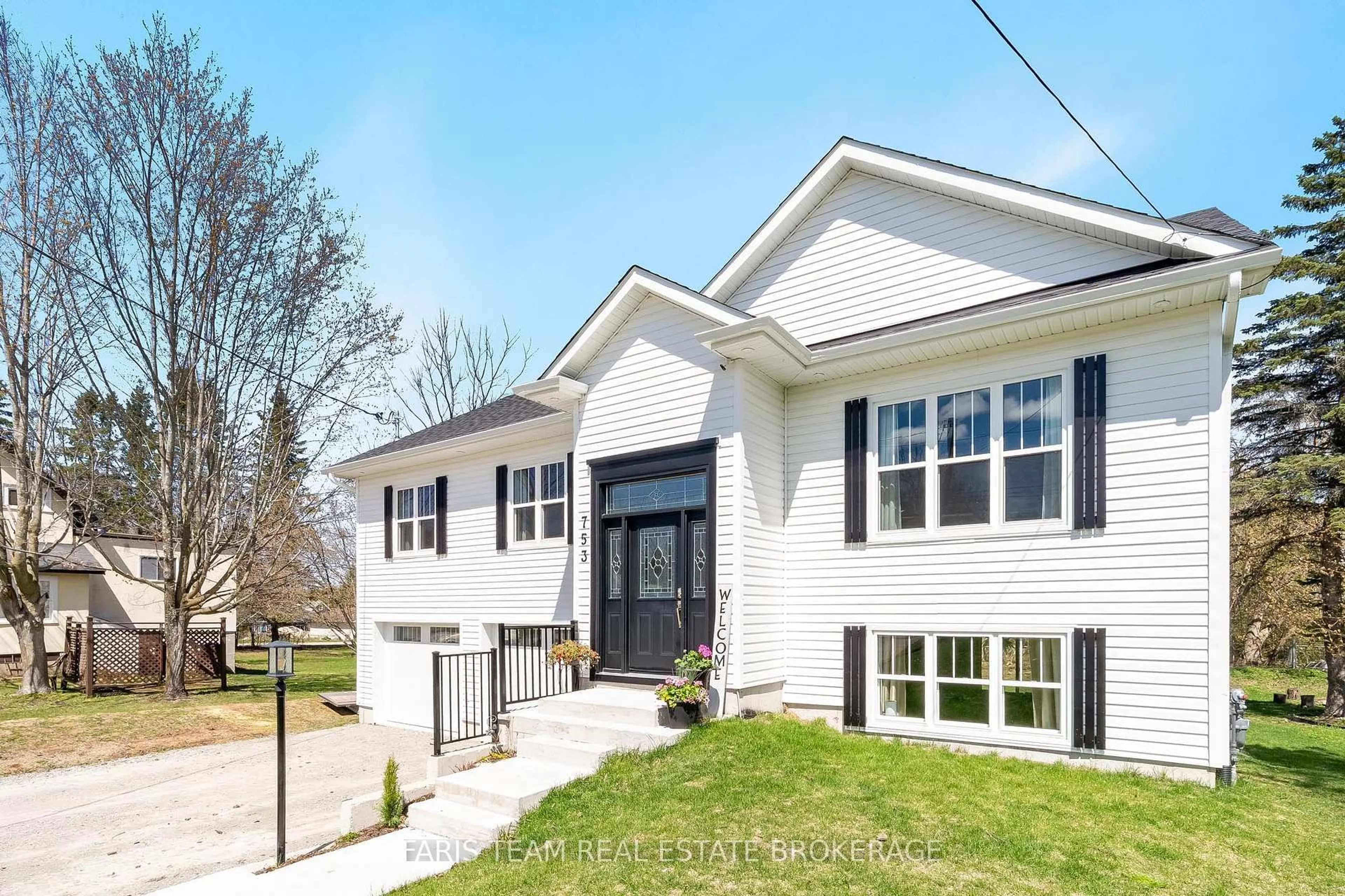 Home with vinyl exterior material, street for 753 Fifth Ave, Tay Ontario L0K 1R0