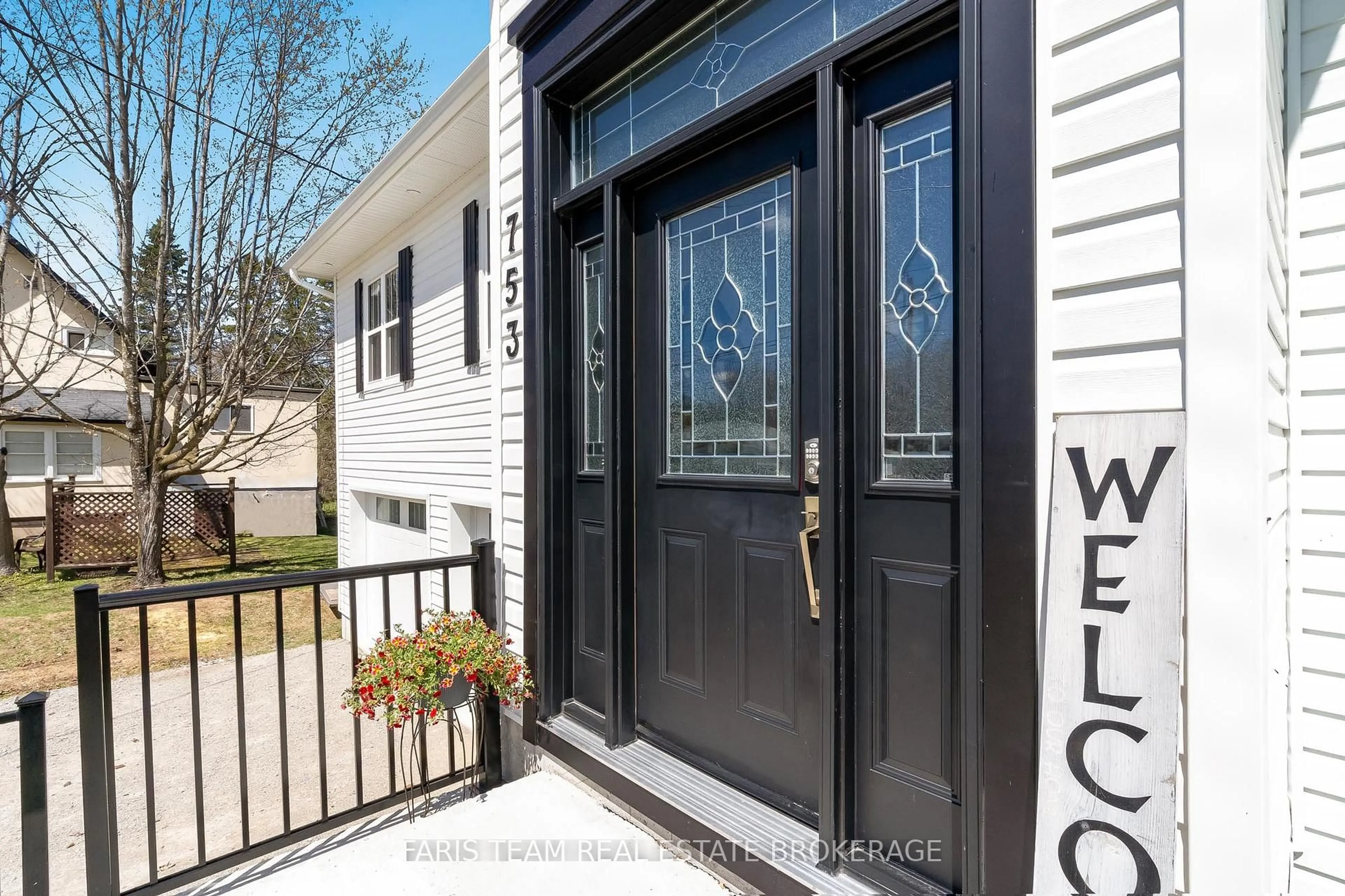 Indoor entryway for 753 Fifth Ave, Tay Ontario L0K 1R0
